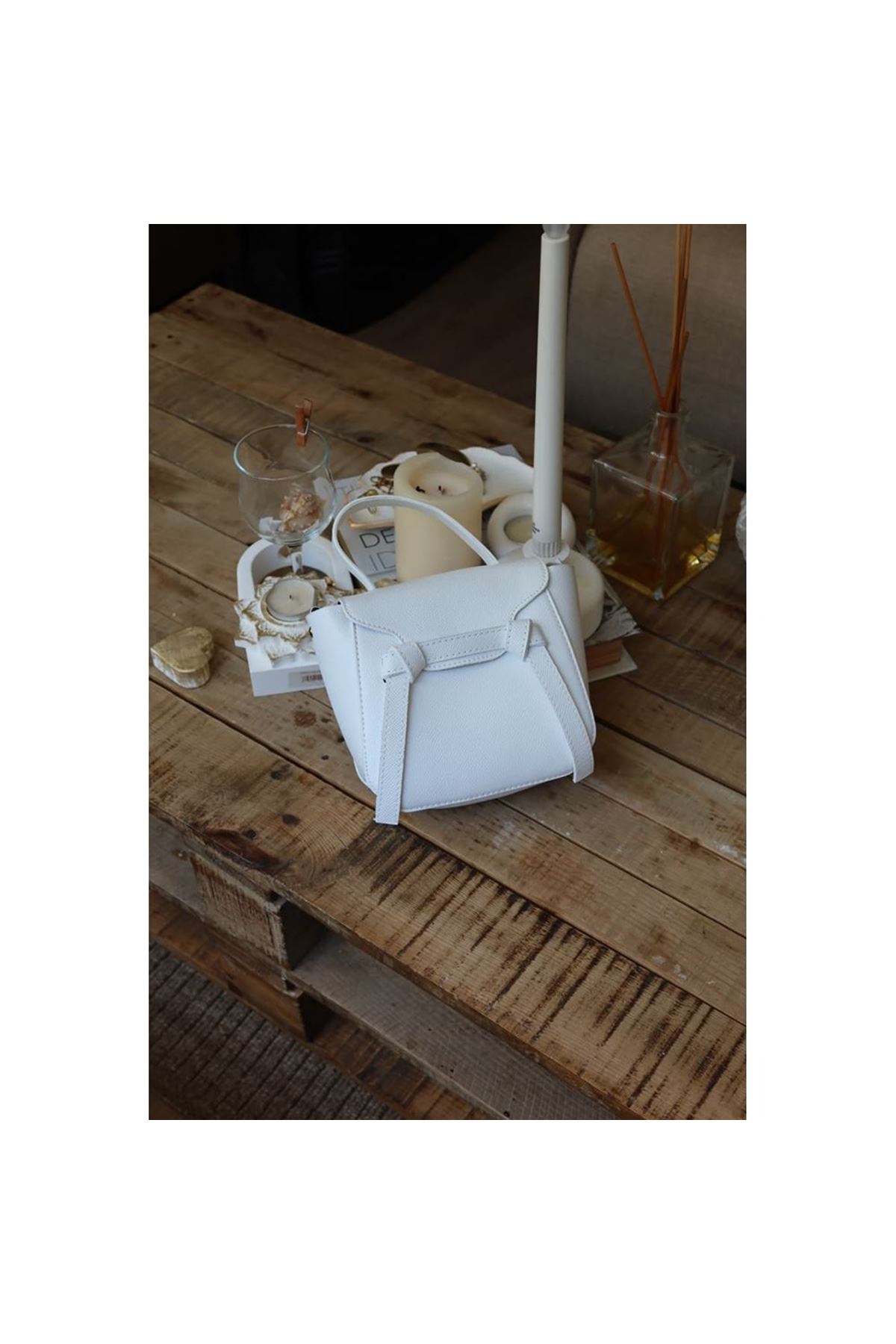 beyaz şerit detaylı tutma saplı el omuz çantası