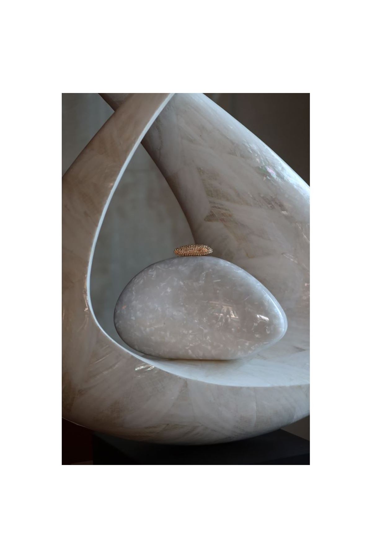 Kemik Akrilik Aksesuarlı Zincirli Omuz Çantası