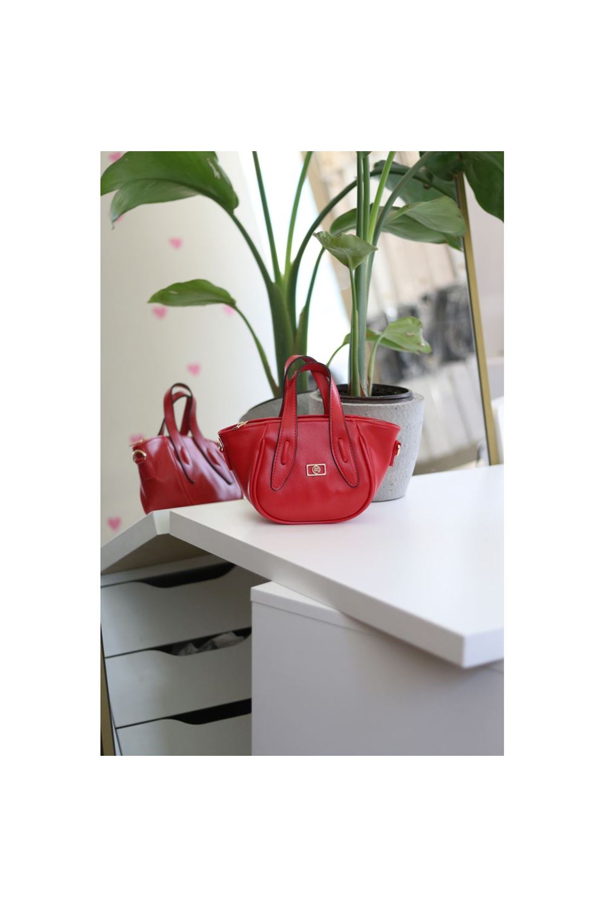 Kırmızı Rugan Tutma Saplı Pouch El Çantası