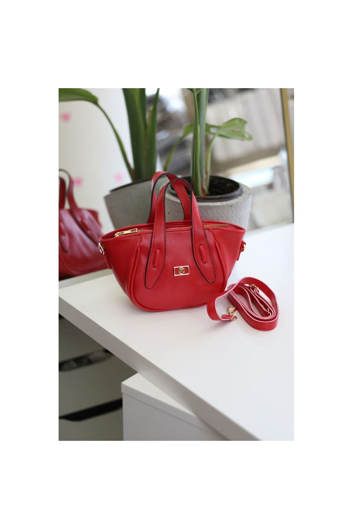 Kırmızı Rugan Tutma Saplı Pouch El Çantası