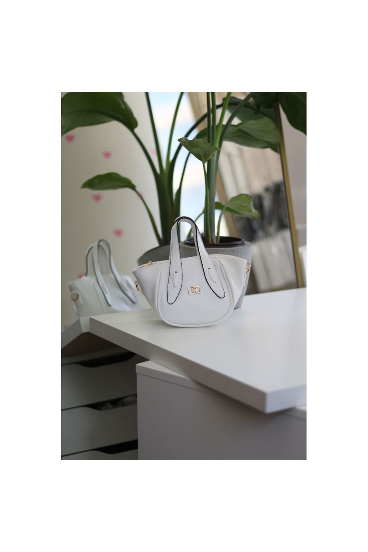 Beyaz Rugan Tutma Saplı Pouch El Çantası