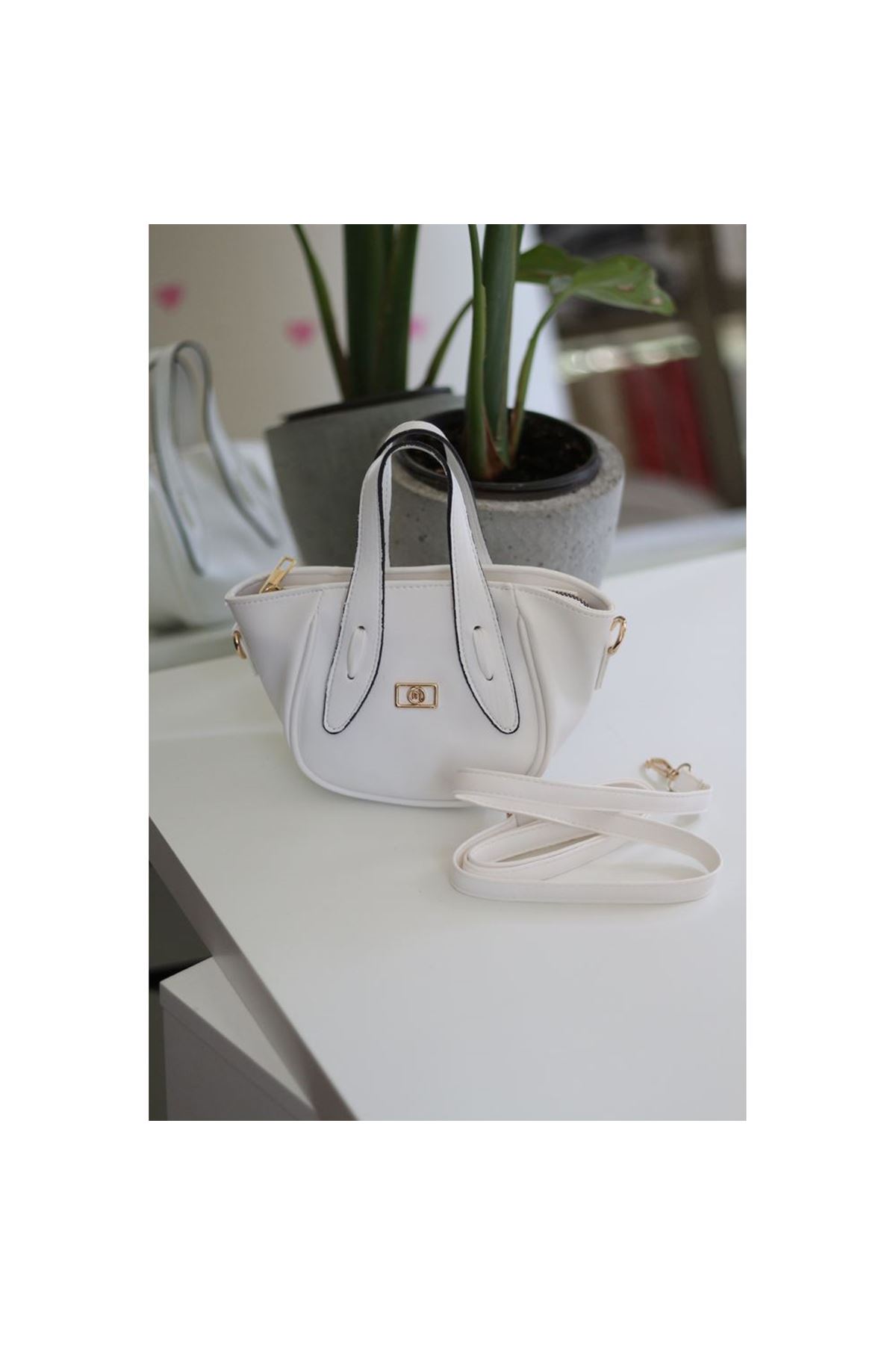 Beyaz Rugan Tutma Saplı Pouch El Çantası