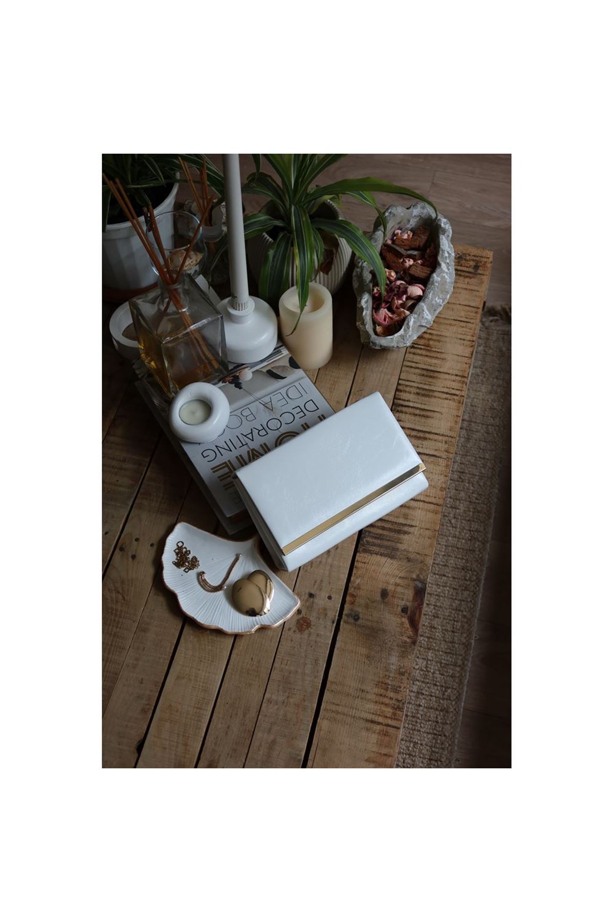 Kadın Beyaz Rugan Şerit Detaylı Zincirli Omuz Çantası