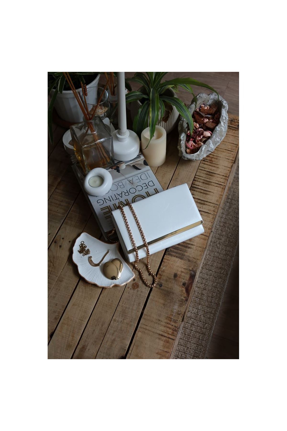 Kadın Beyaz Rugan Şerit Detaylı Zincirli Omuz Çantası