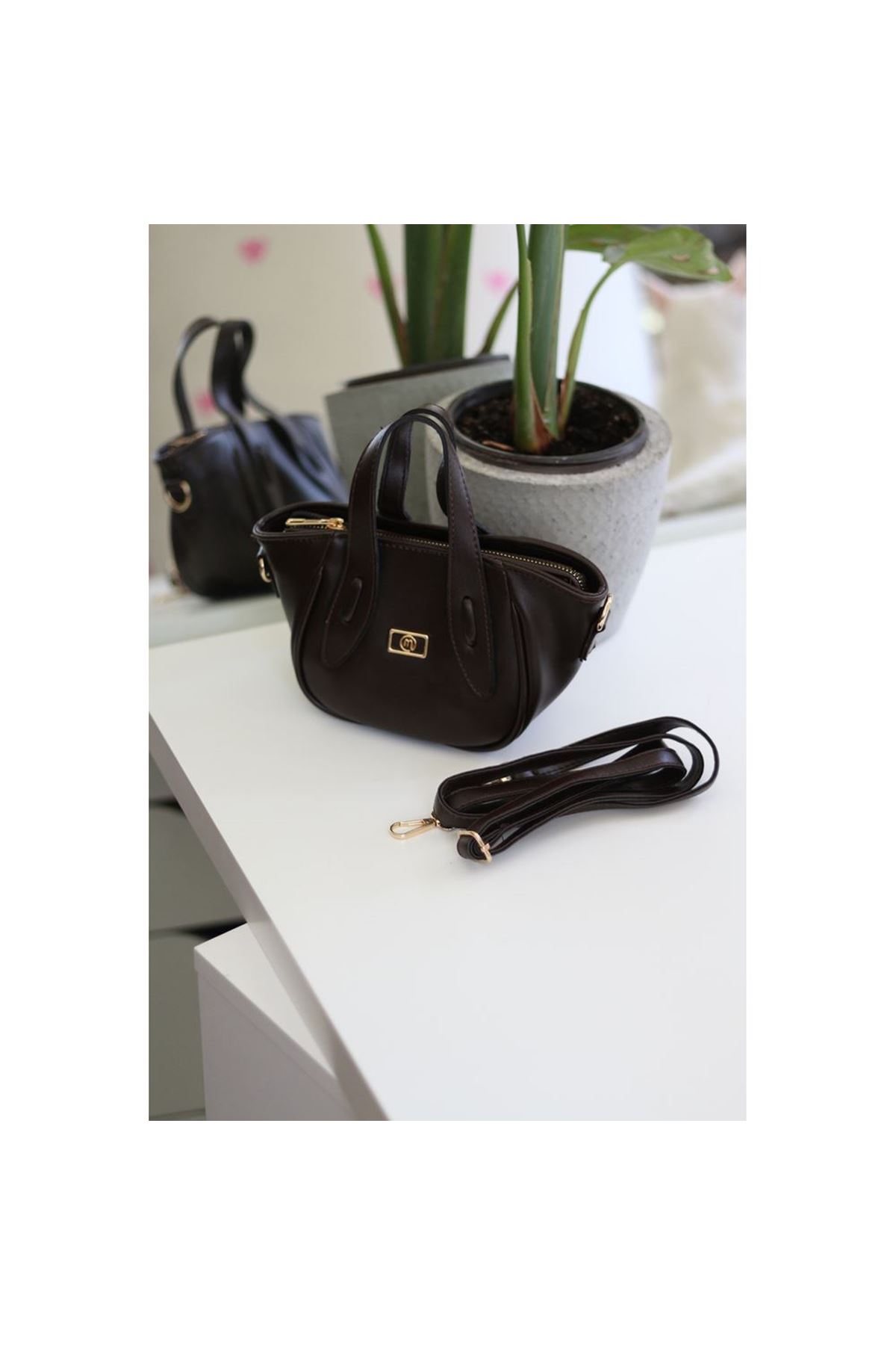 Acı Kahve Rugan Tutma Saplı Pouch El Çantası