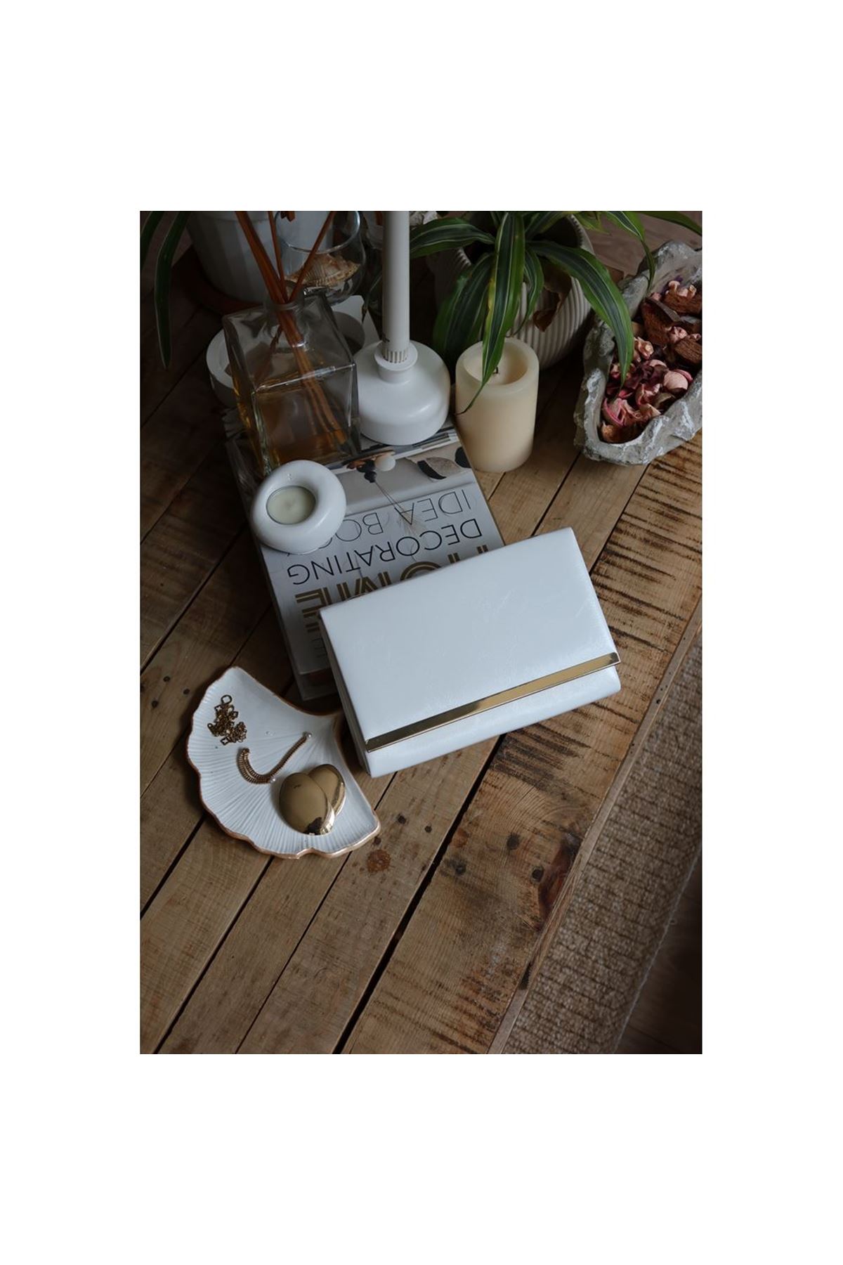 Kadın Beyaz Rugan Şerit Detaylı Zincirli Omuz Çantası