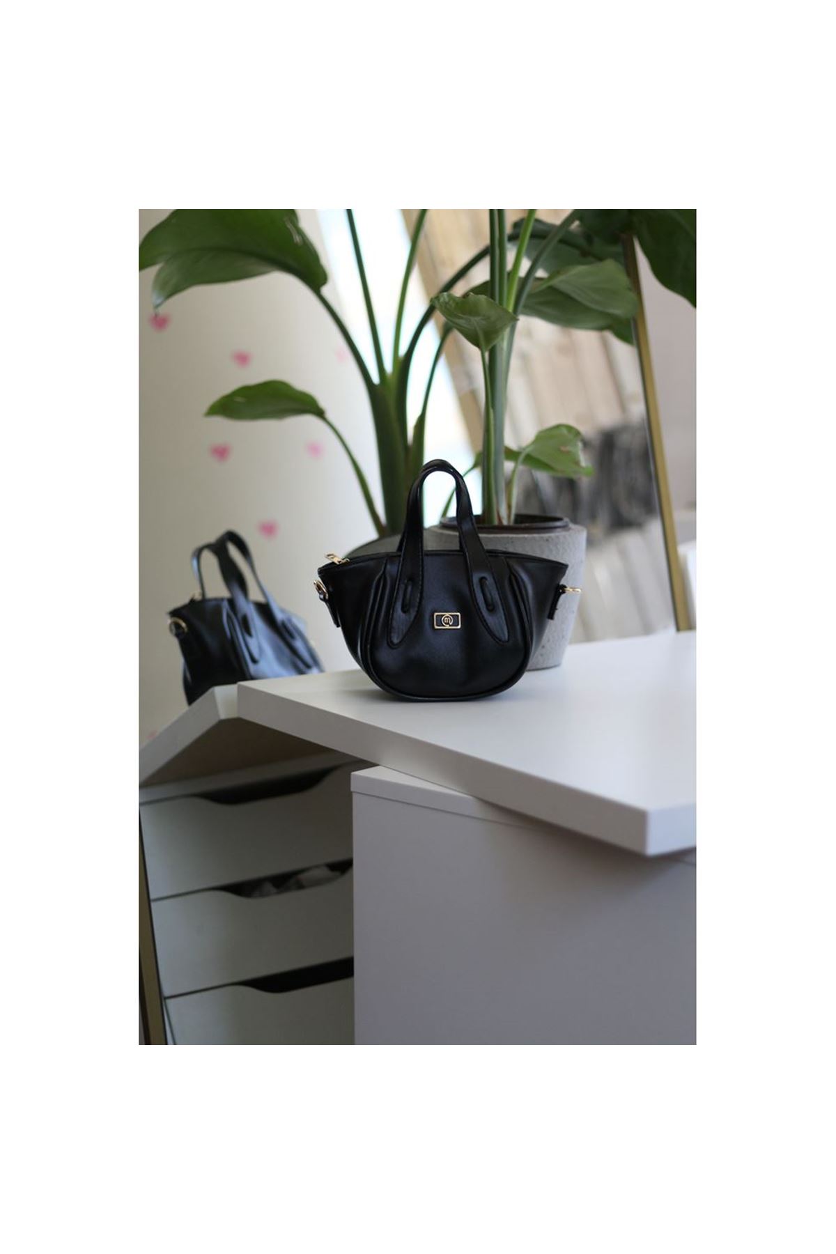 Siyah Rugan Tutma Saplı Pouch El Çantası