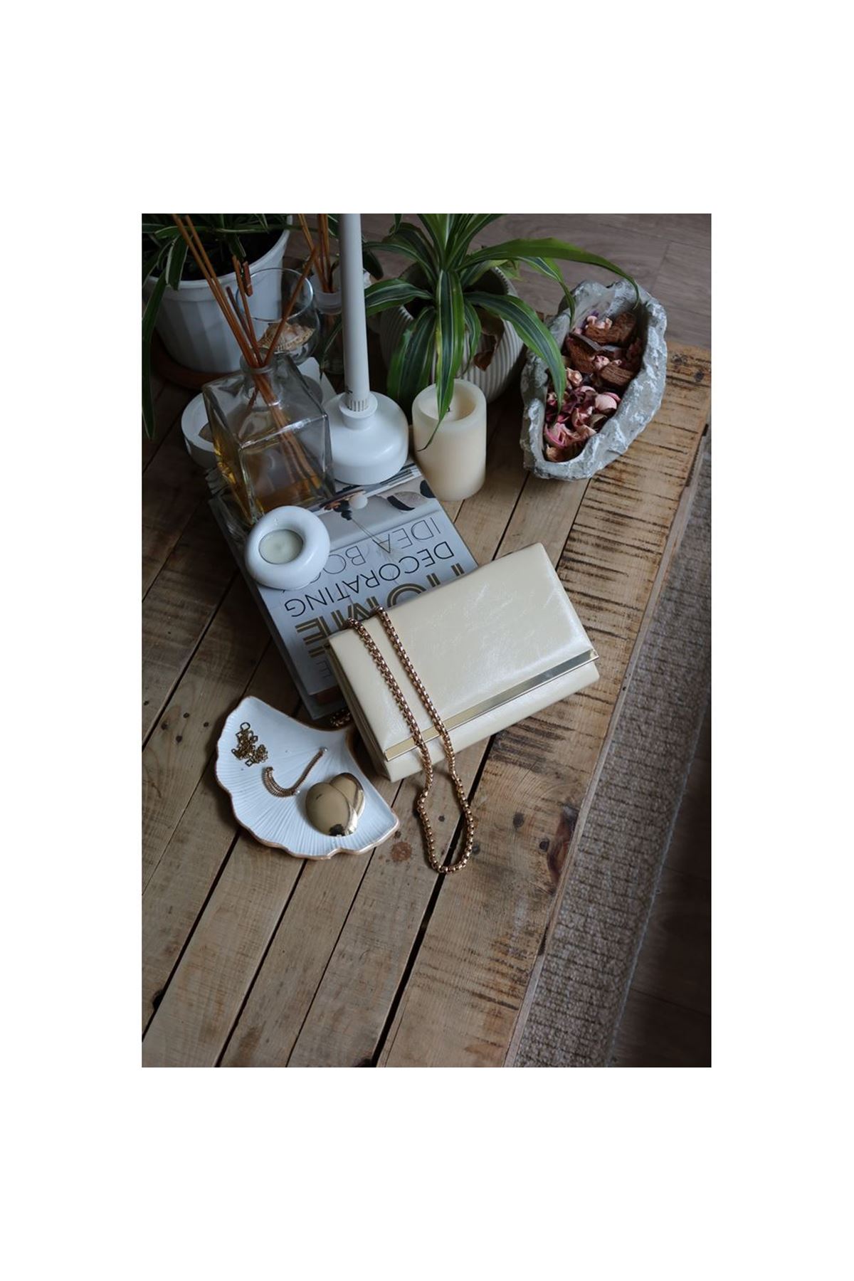 Kadın Butter Yellow Rugan Şerit Detaylı Zincirli Omuz Çantası