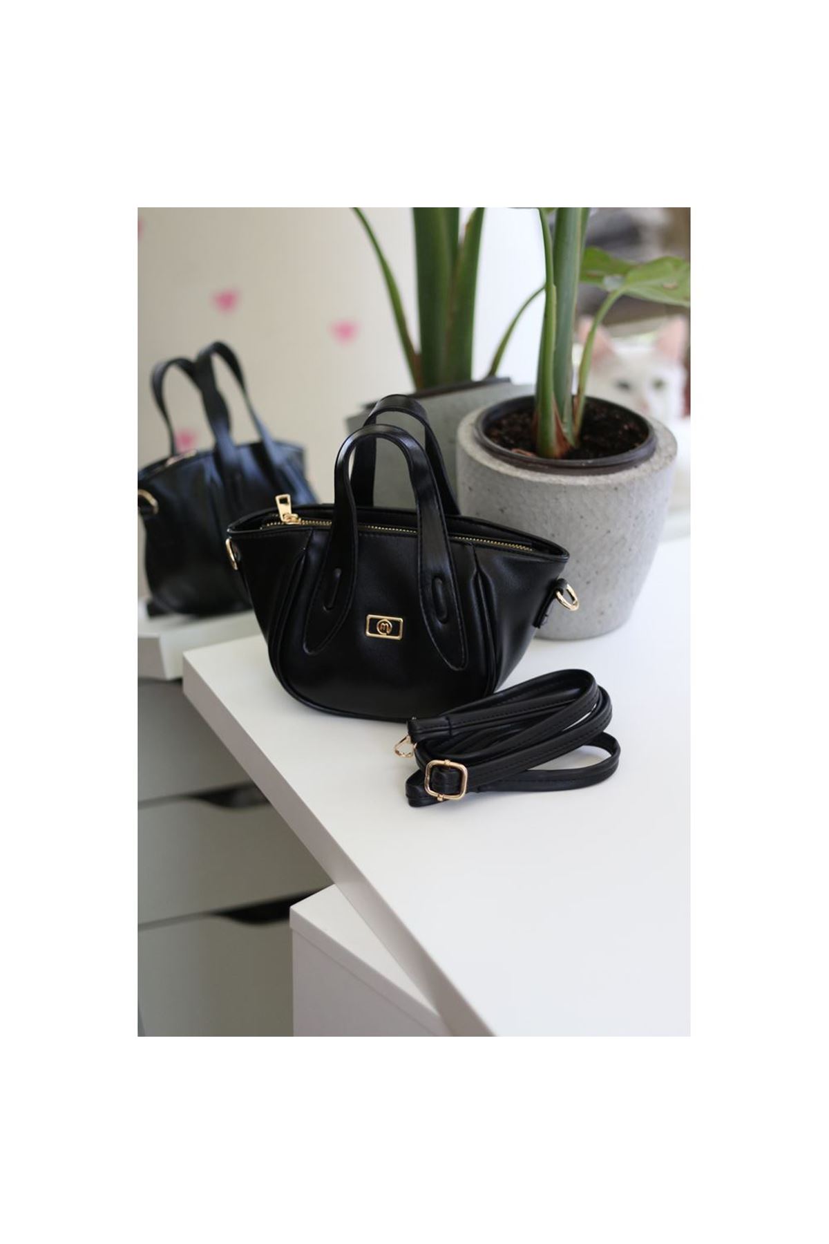 Siyah Rugan Tutma Saplı Pouch El Çantası