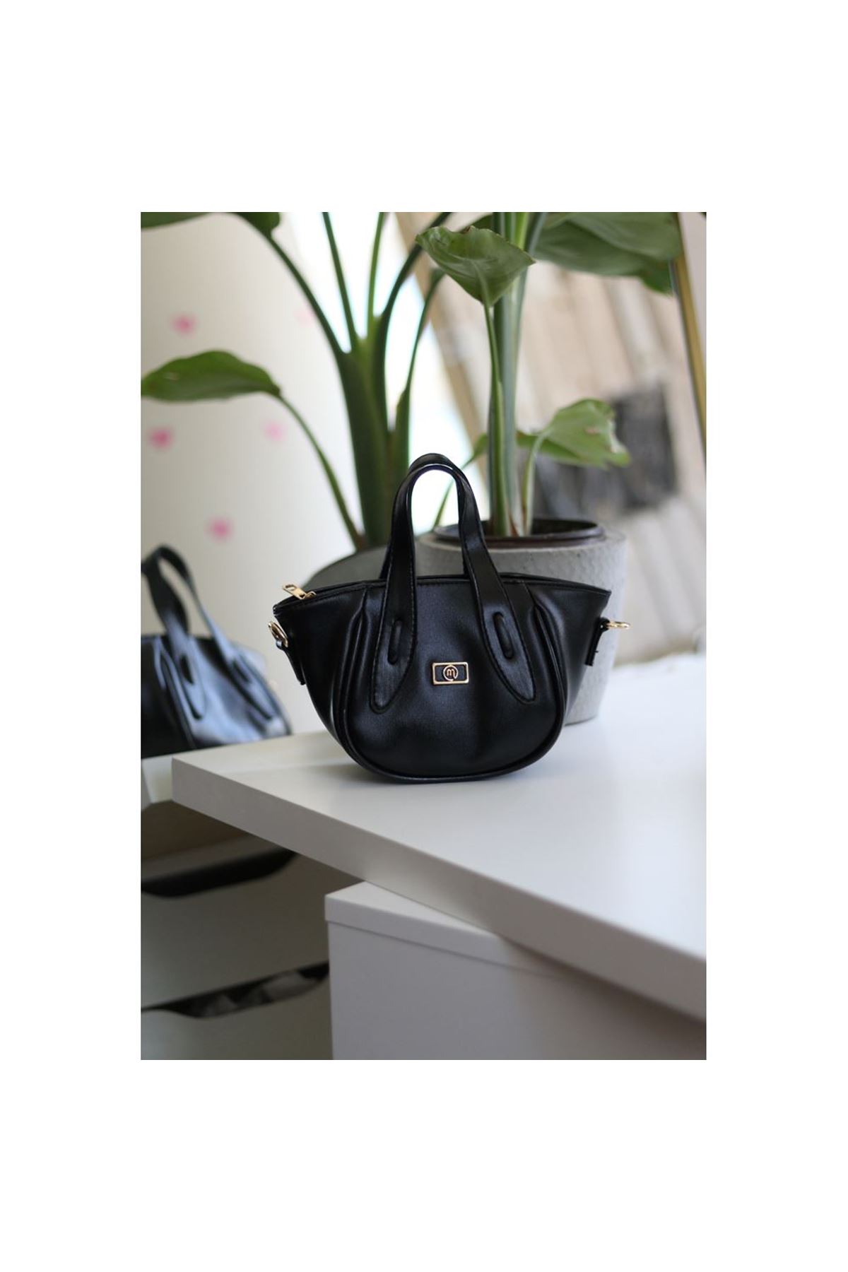 Siyah Rugan Tutma Saplı Pouch El Çantası