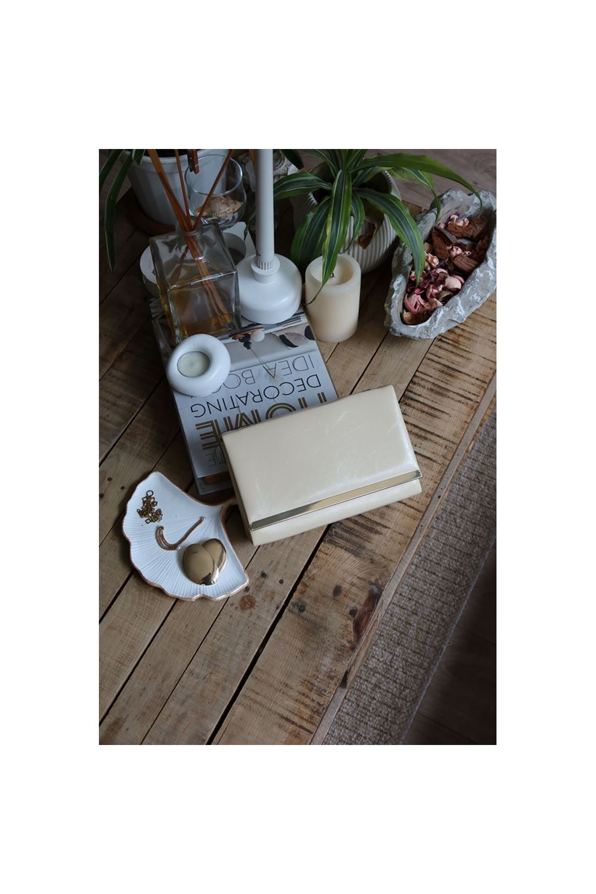 Kadın Butter Yellow Rugan Şerit Detaylı Zincirli Omuz Çantası