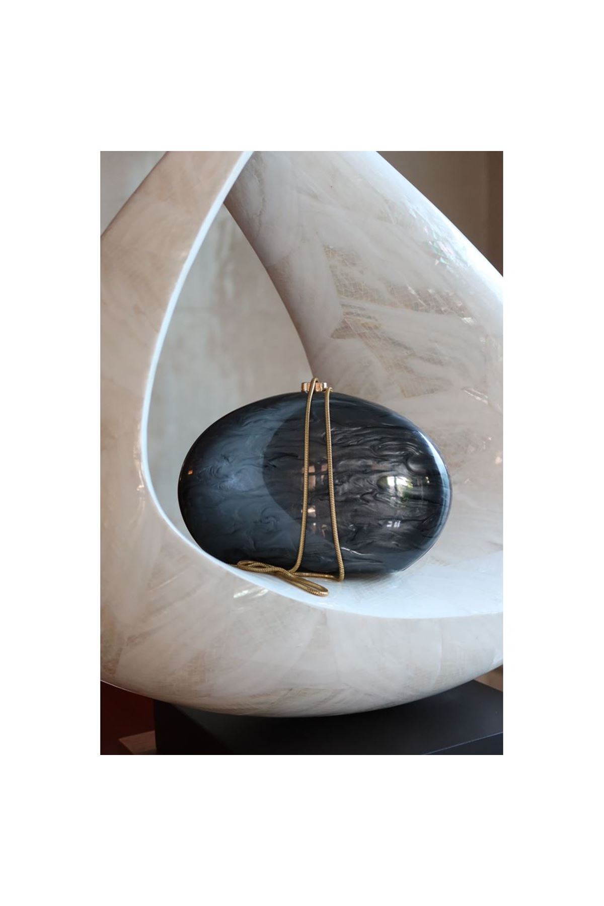 Siyah Oval Akrilik Zincirli Omuz Çantası