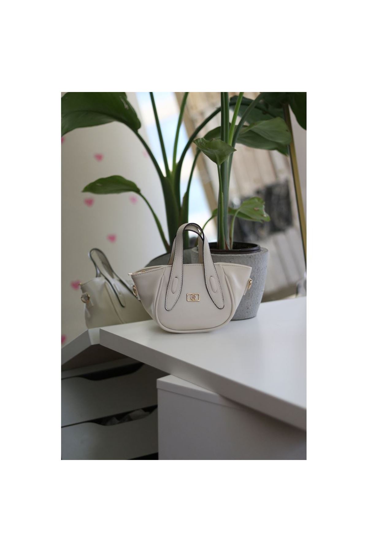 Krem Rugan Tutma Saplı Pouch El Çantası