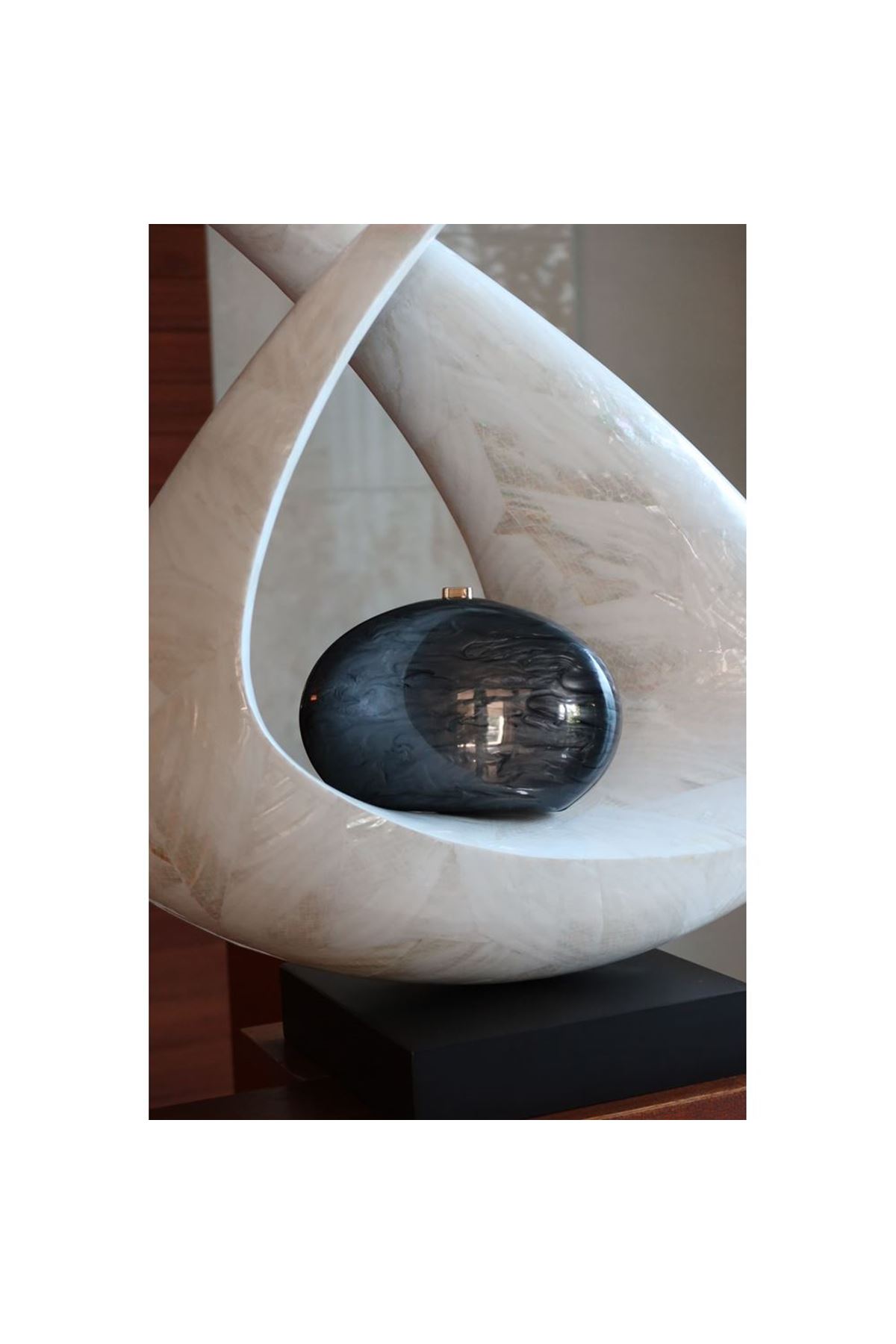 Siyah Oval Akrilik Zincirli Omuz Çantası