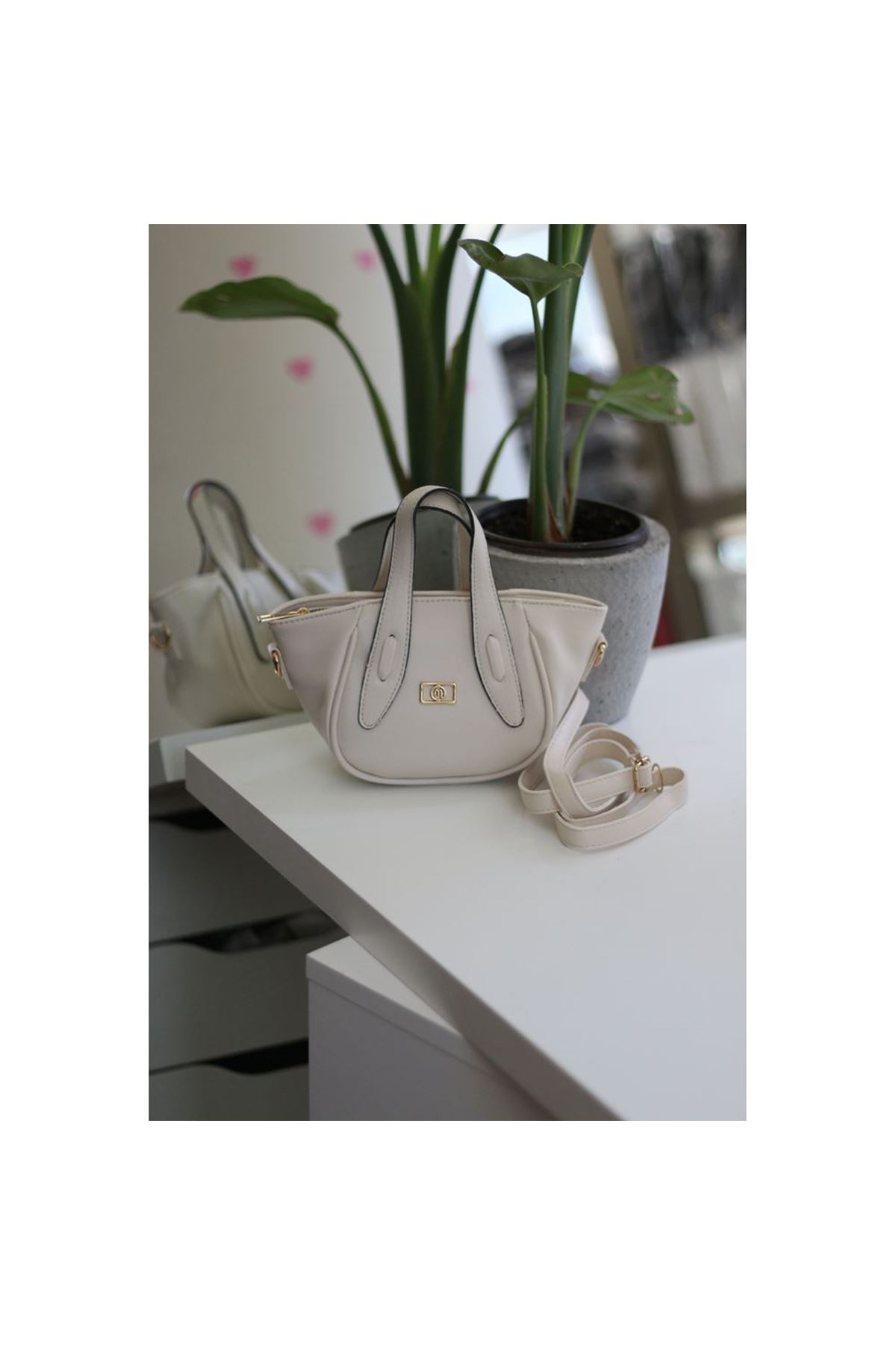 Krem Rugan Tutma Saplı Pouch El Çantası