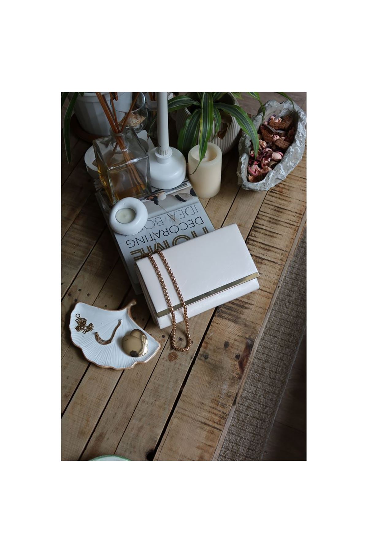 Kadın Krem Rugan Şerit Detaylı Zincirli Omuz Çantası