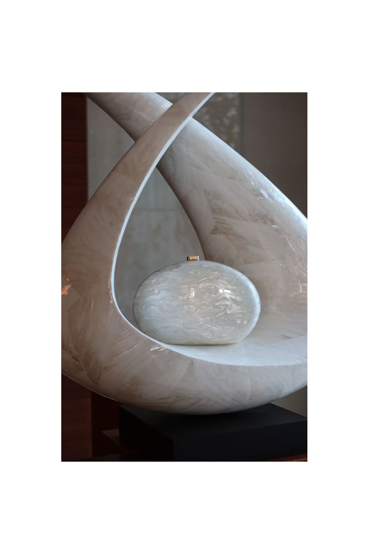 Kemik Oval Akrilik Zincirli Omuz Çantası