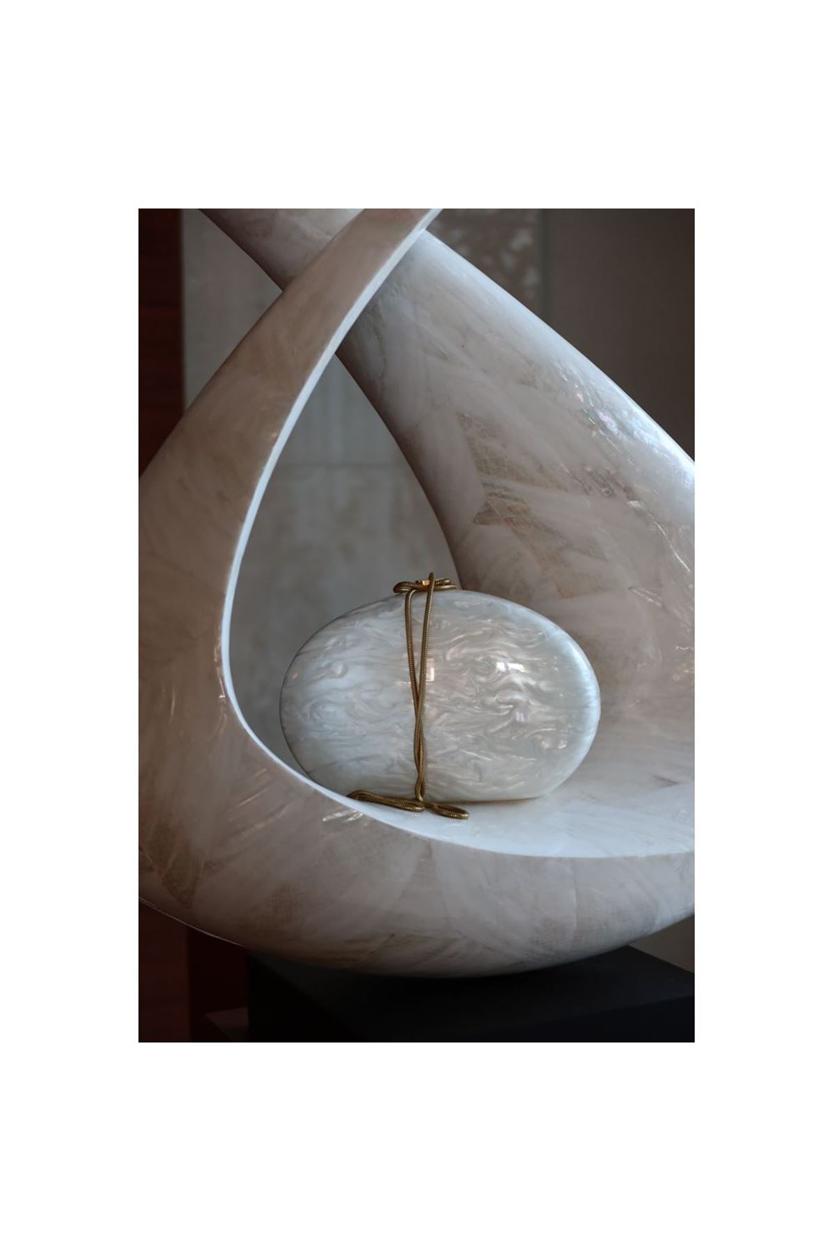 Kemik Oval Akrilik Zincirli Omuz Çantası