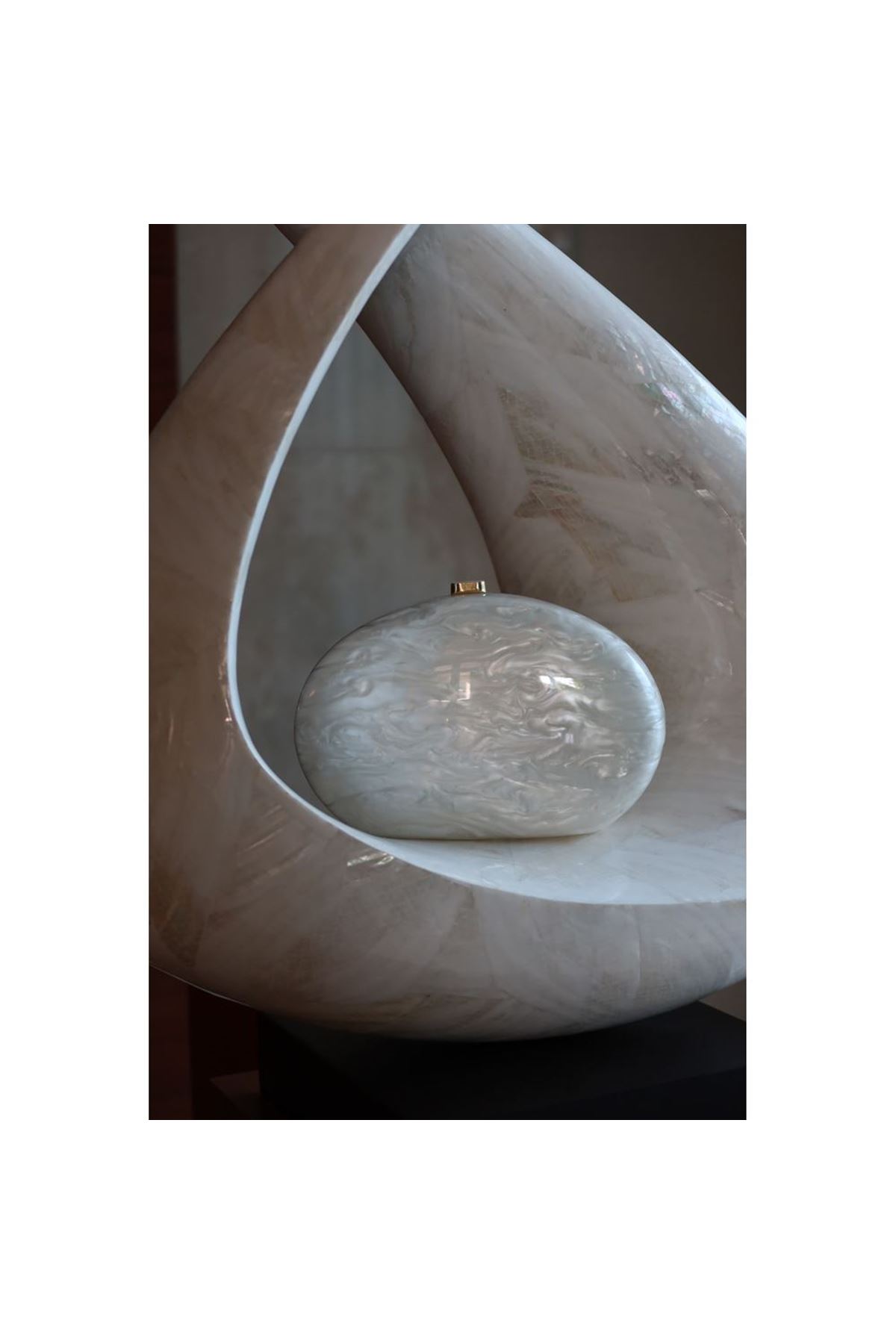 Kemik Oval Akrilik Zincirli Omuz Çantası