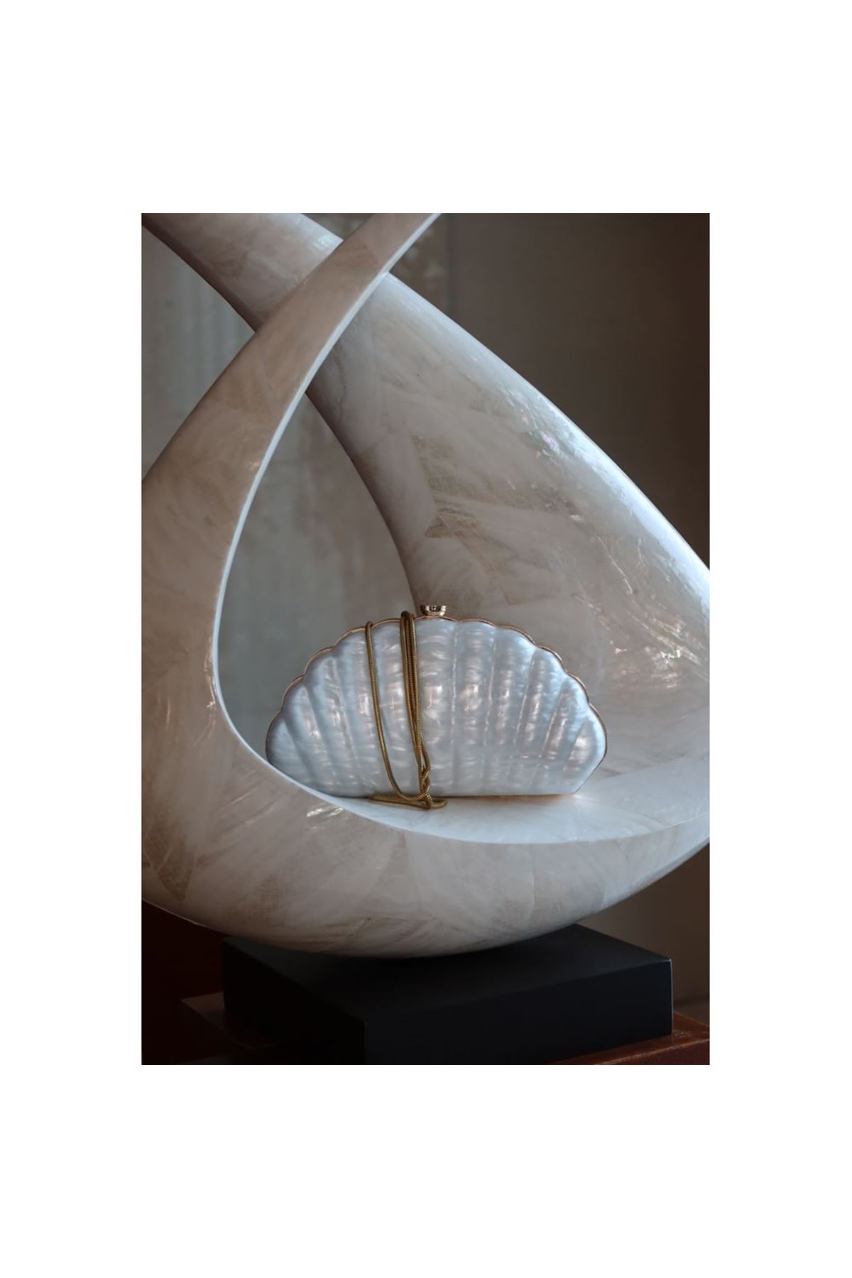 Kemik Akrilik Kabuk Gold Detaylı Zincirli Omuz Çantası