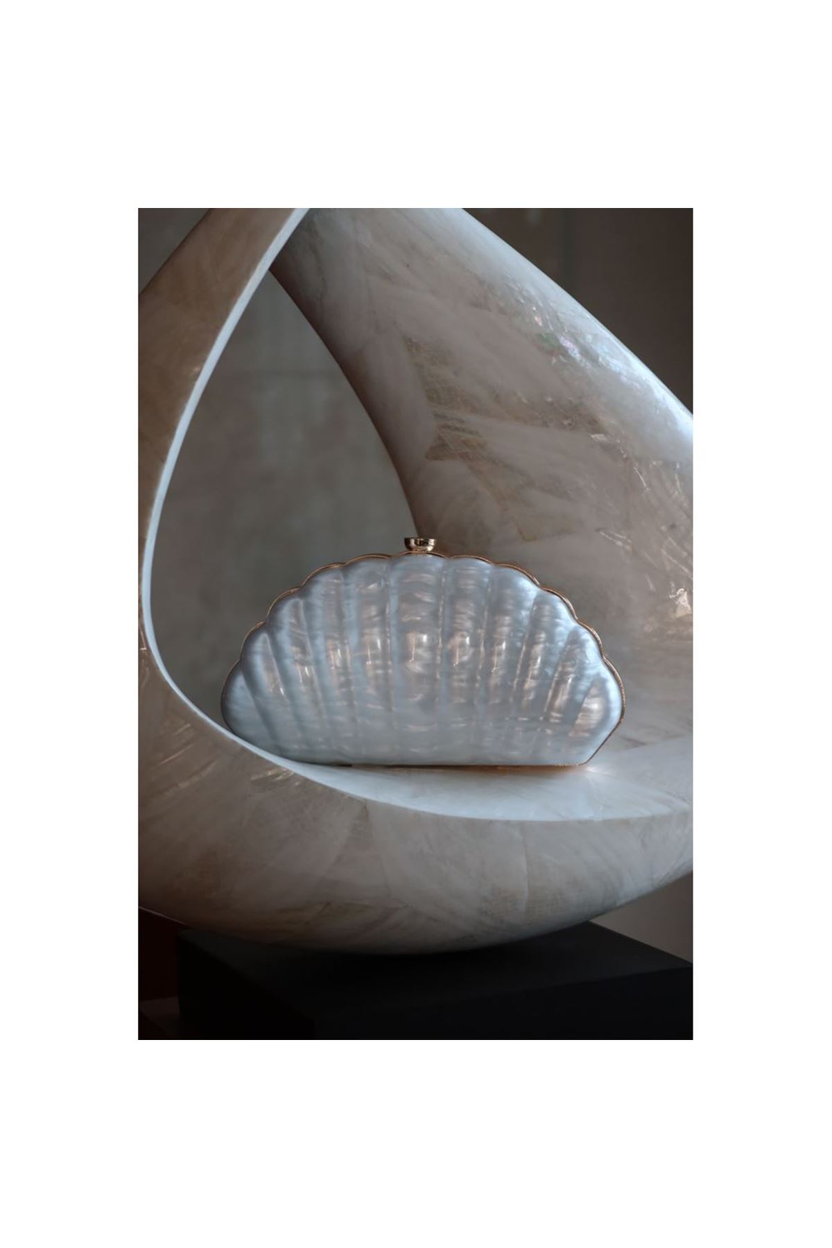 Kemik Akrilik Kabuk Gold Detaylı Zincirli Omuz Çantası