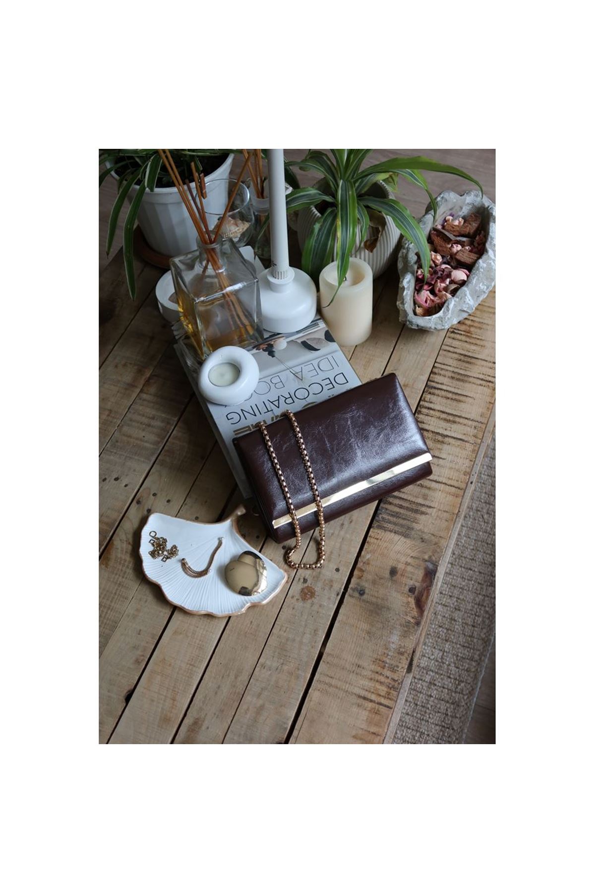 Kadın Acı Kahve Rugan Şerit Detaylı Zincirli Omuz Çantası