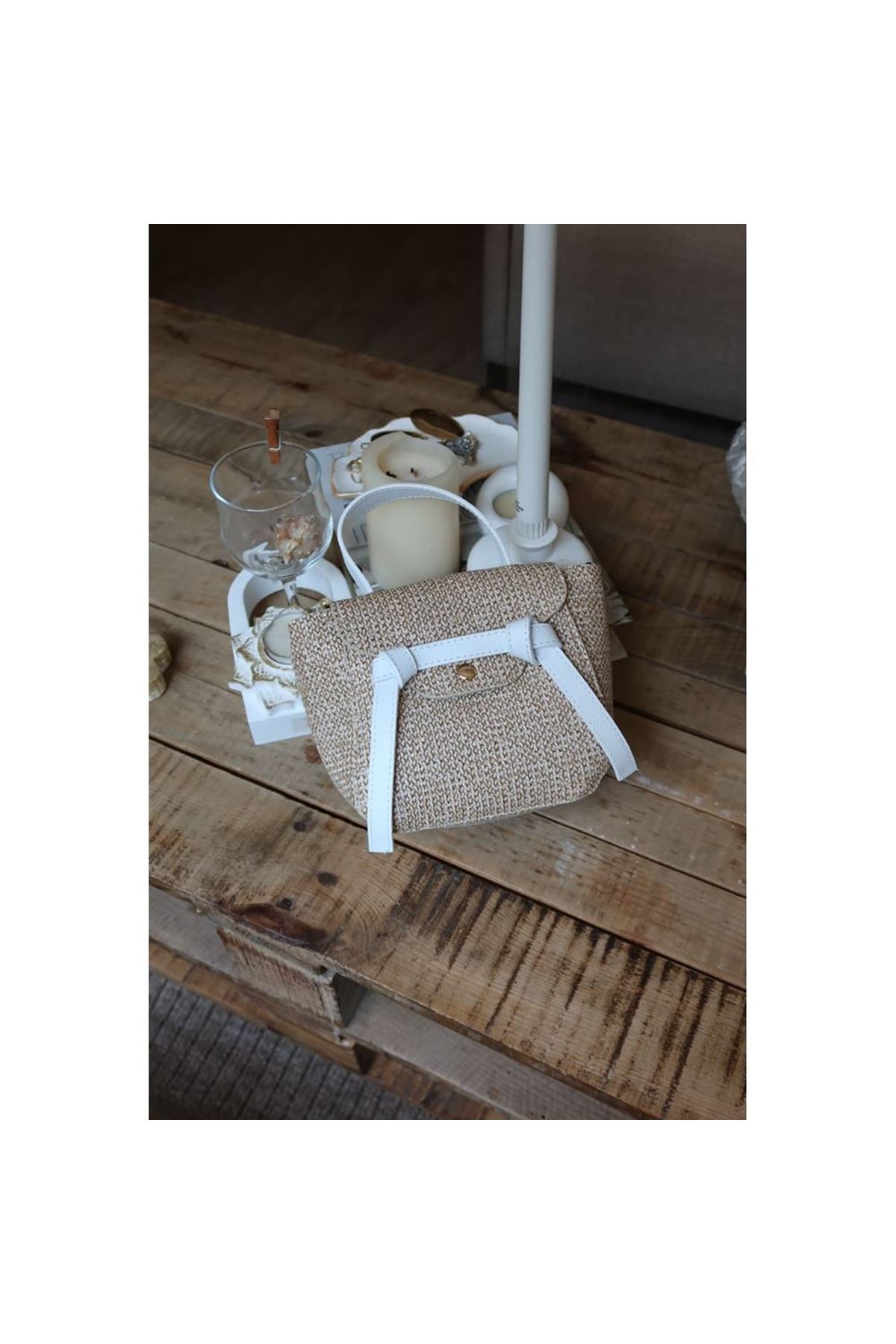 Beyaz hasır doku şerit detaylı tutma saplı el omuz çantası