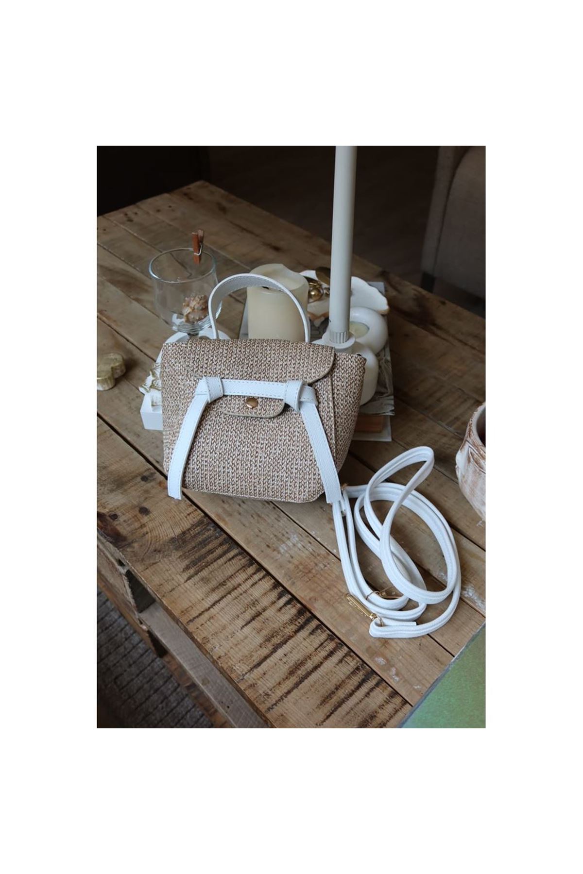 Beyaz hasır doku şerit detaylı tutma saplı el omuz çantası