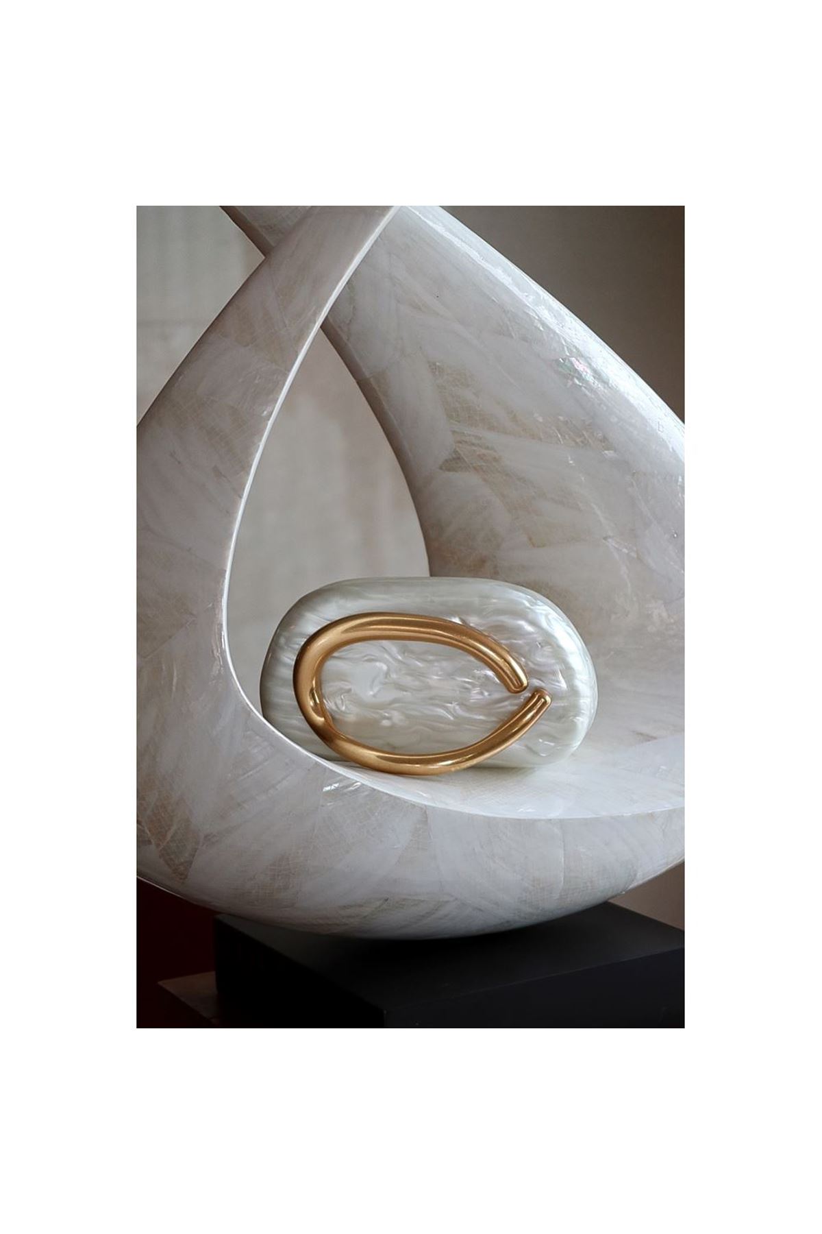 Kemik Akrilik Tutma Aksesuarlı Zincirli Omuz Çantası