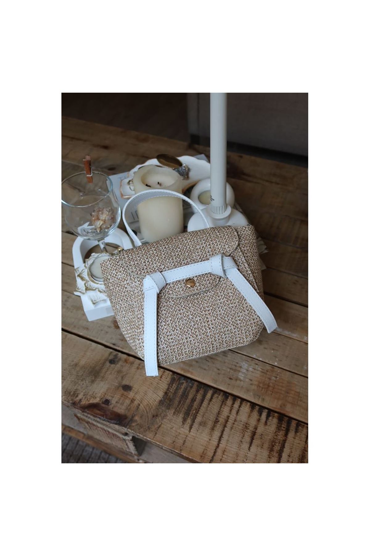 Beyaz hasır doku şerit detaylı tutma saplı el omuz çantası