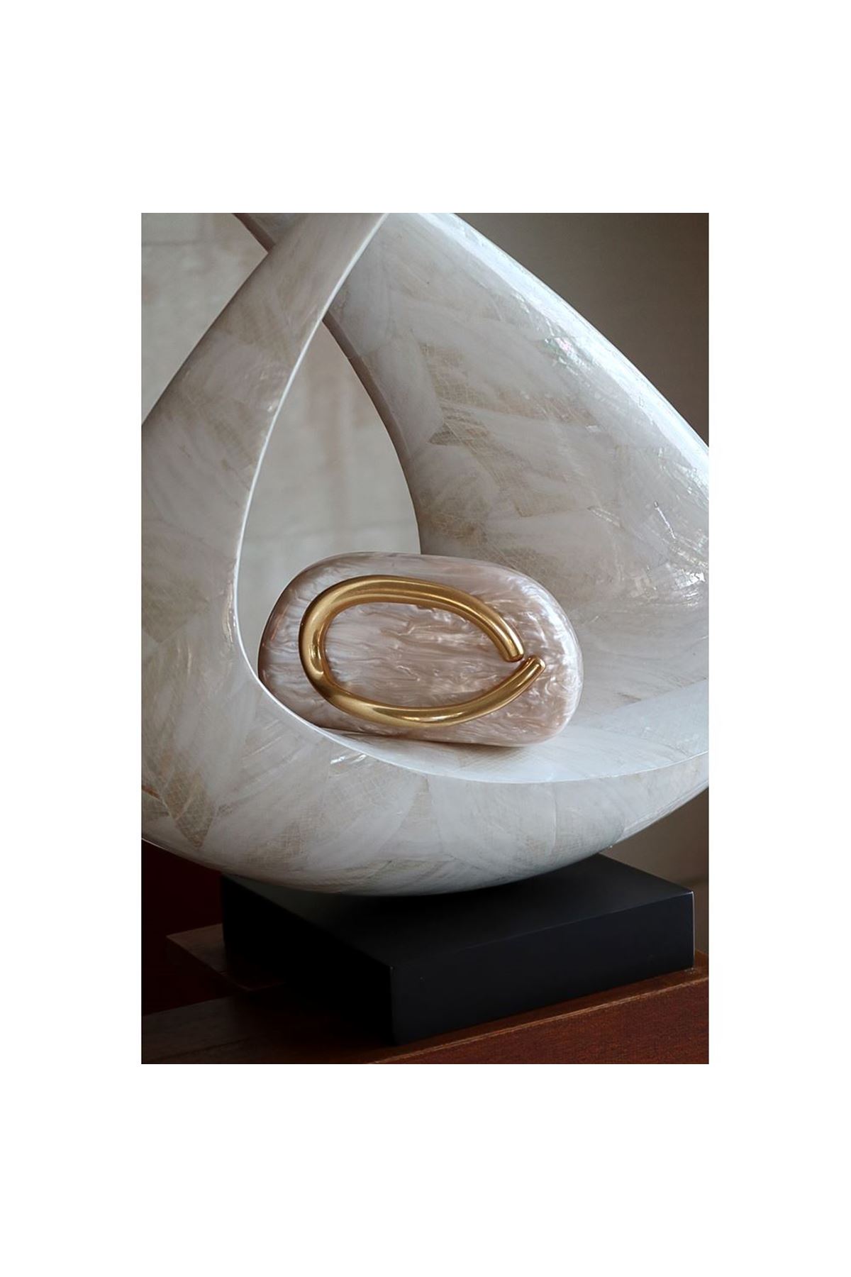 Bej Akrilik Tutma Aksesuarlı Zincirli Omuz Çantası