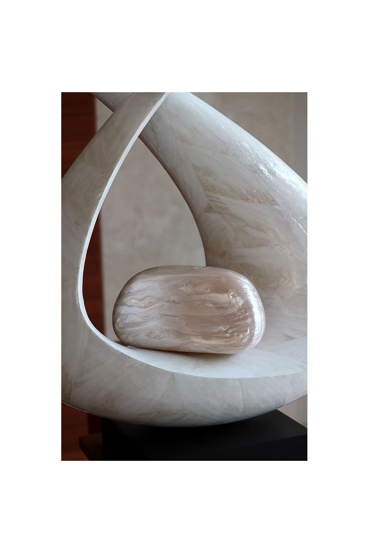 Bej Akrilik Tutma Aksesuarlı Zincirli Omuz Çantası