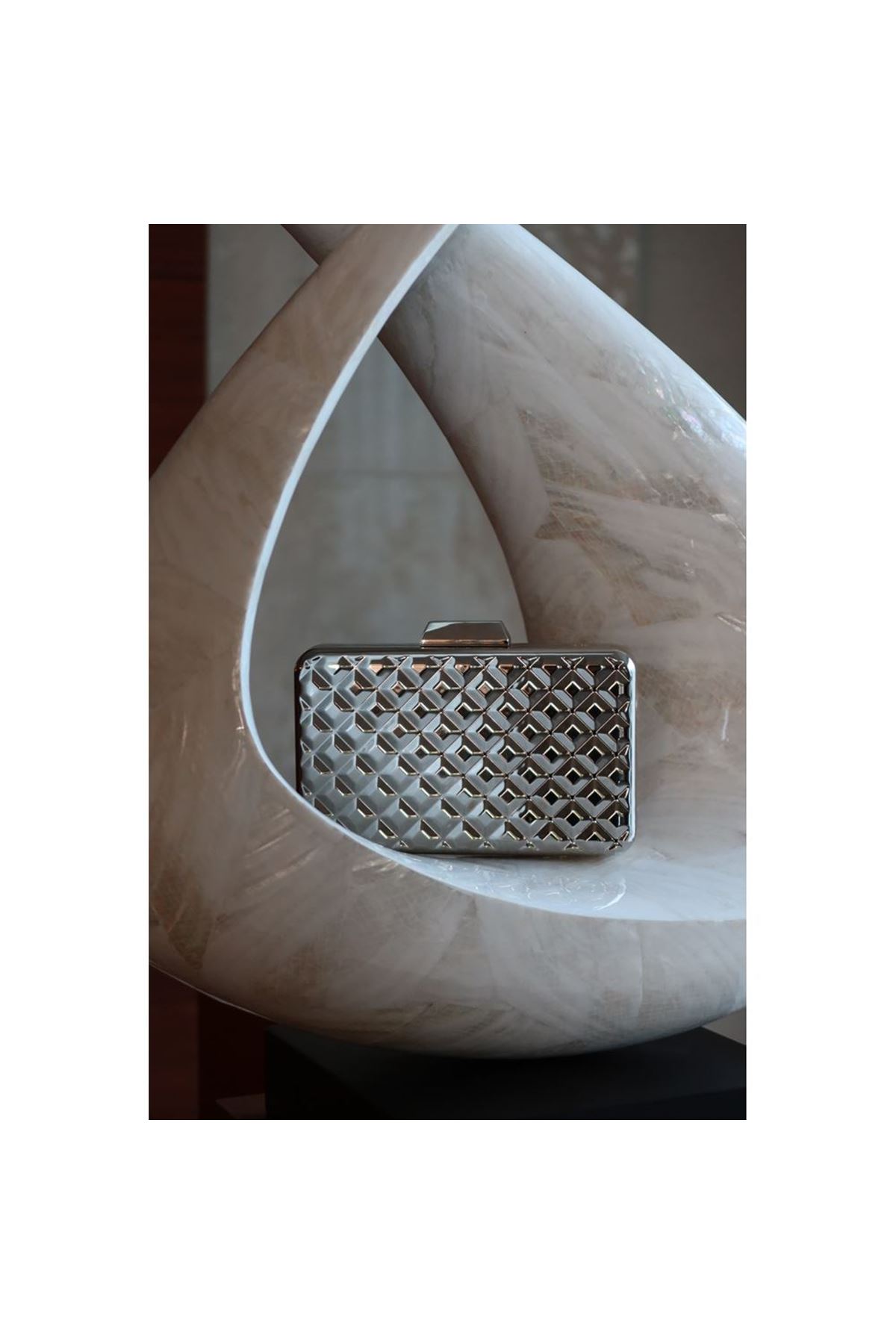 Silver Metal Baklava Desenli Zincirli Omuz Çantası