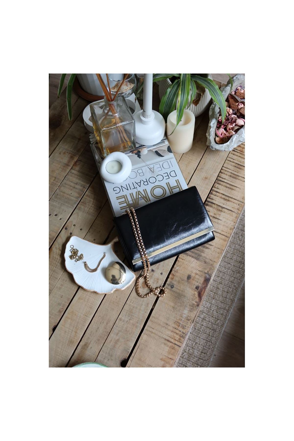 Kadın Siyah Rugan Şerit Detaylı Zincirli Omuz Çantası