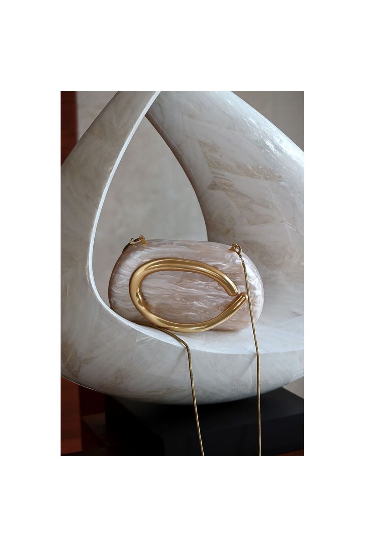 Bej Akrilik Tutma Aksesuarlı Zincirli Omuz Çantası