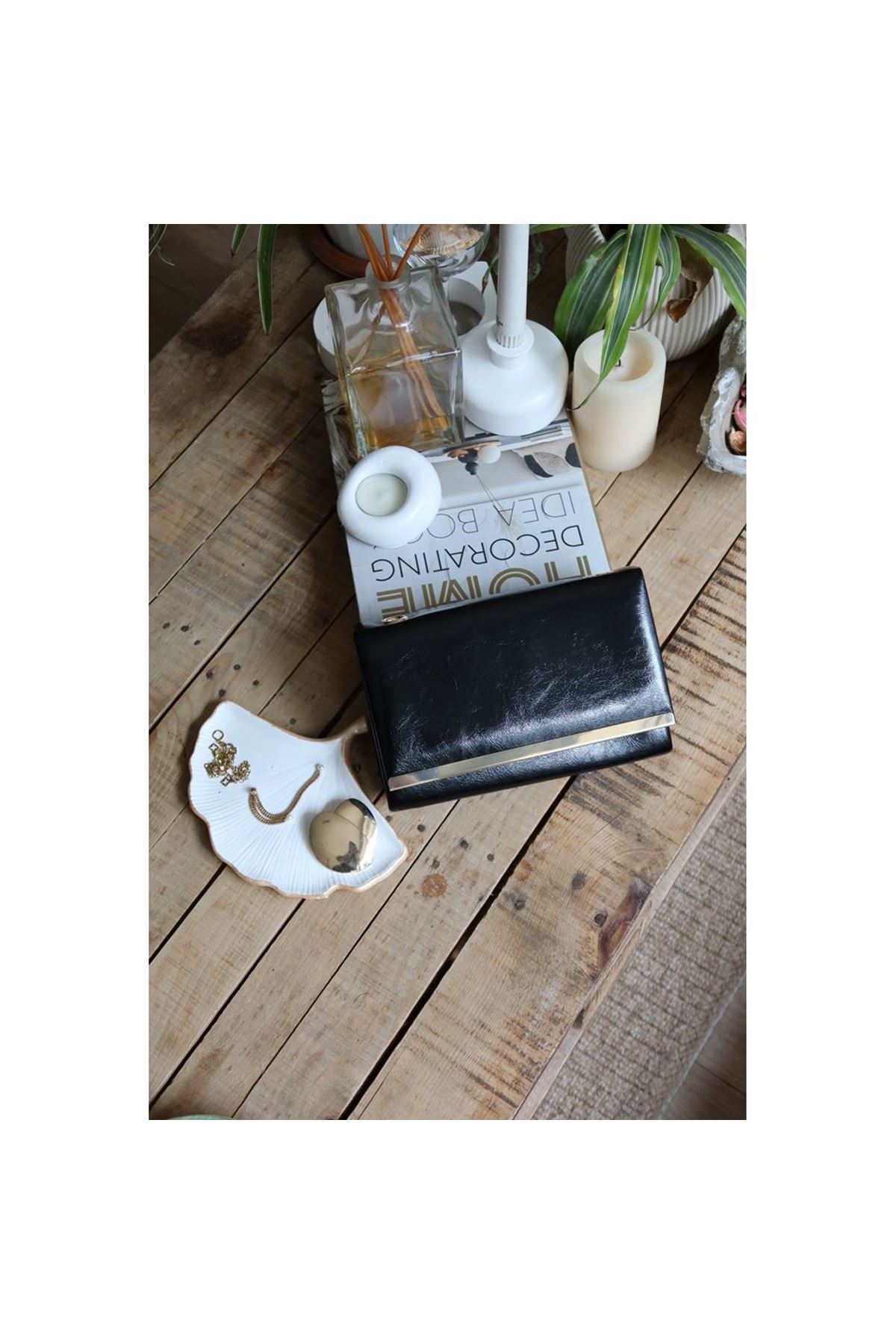 Kadın Siyah Rugan Şerit Detaylı Zincirli Omuz Çantası