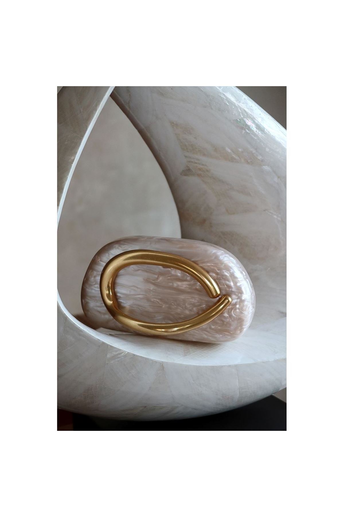 Bej Akrilik Tutma Aksesuarlı Zincirli Omuz Çantası