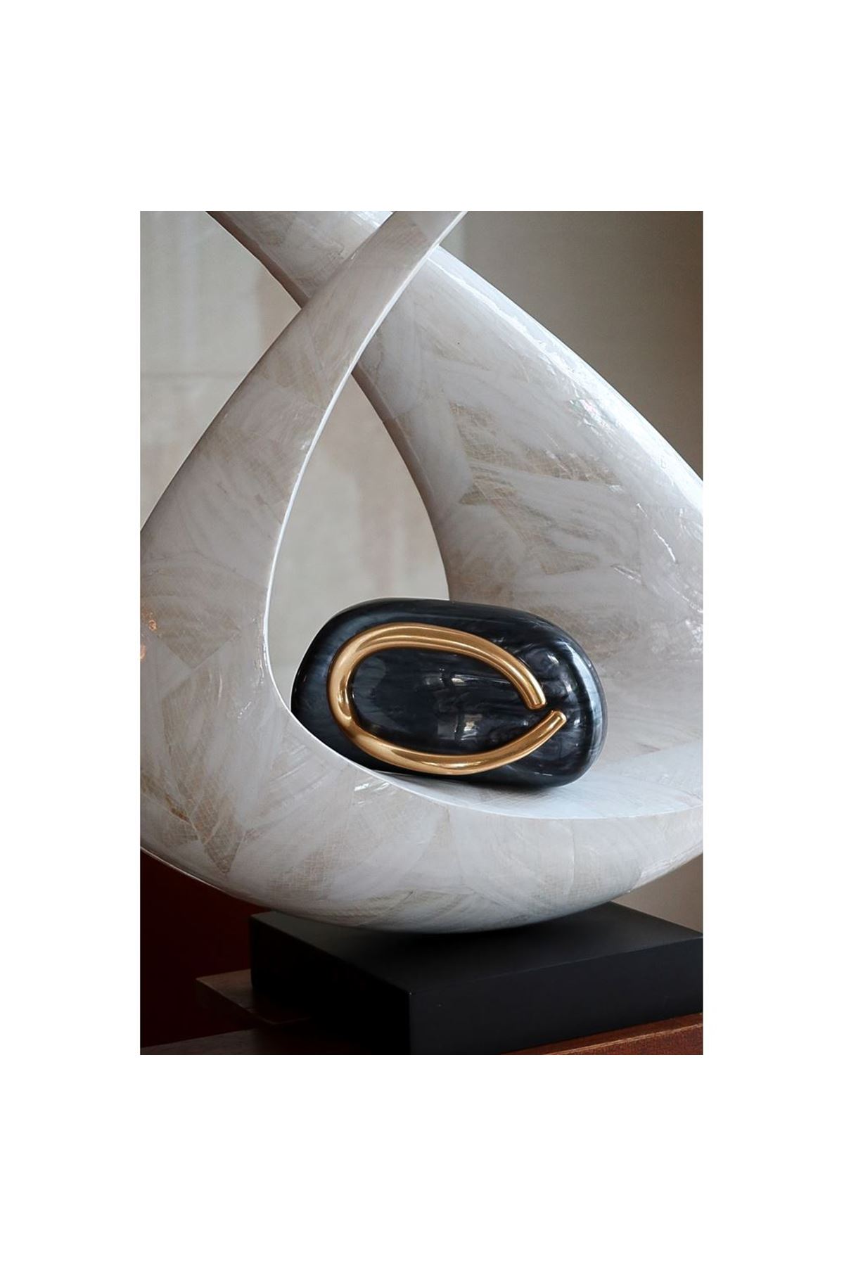 Siyah Akrilik Tutma Aksesuarlı Zincirli Omuz Çantası