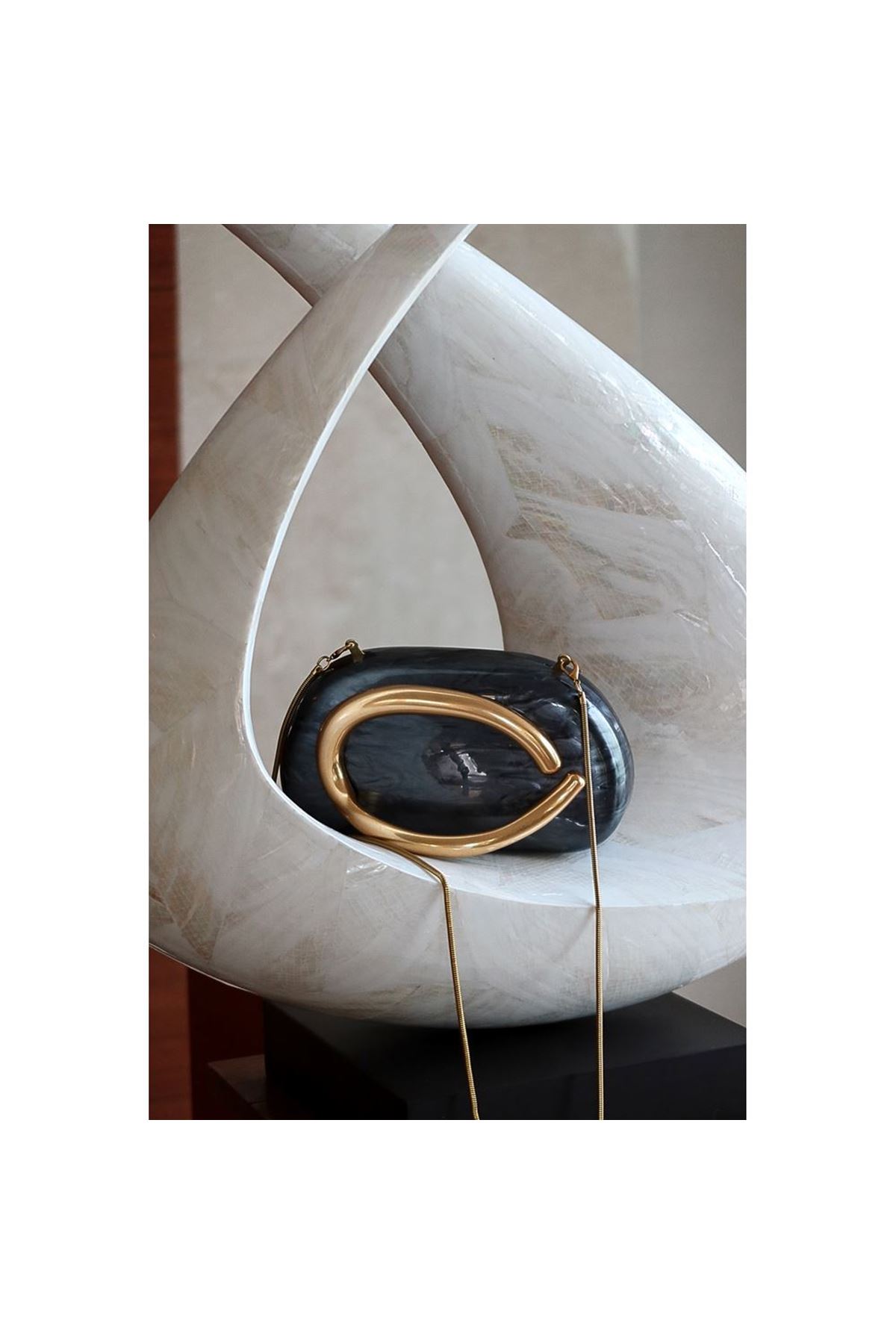 Siyah Akrilik Tutma Aksesuarlı Zincirli Omuz Çantası