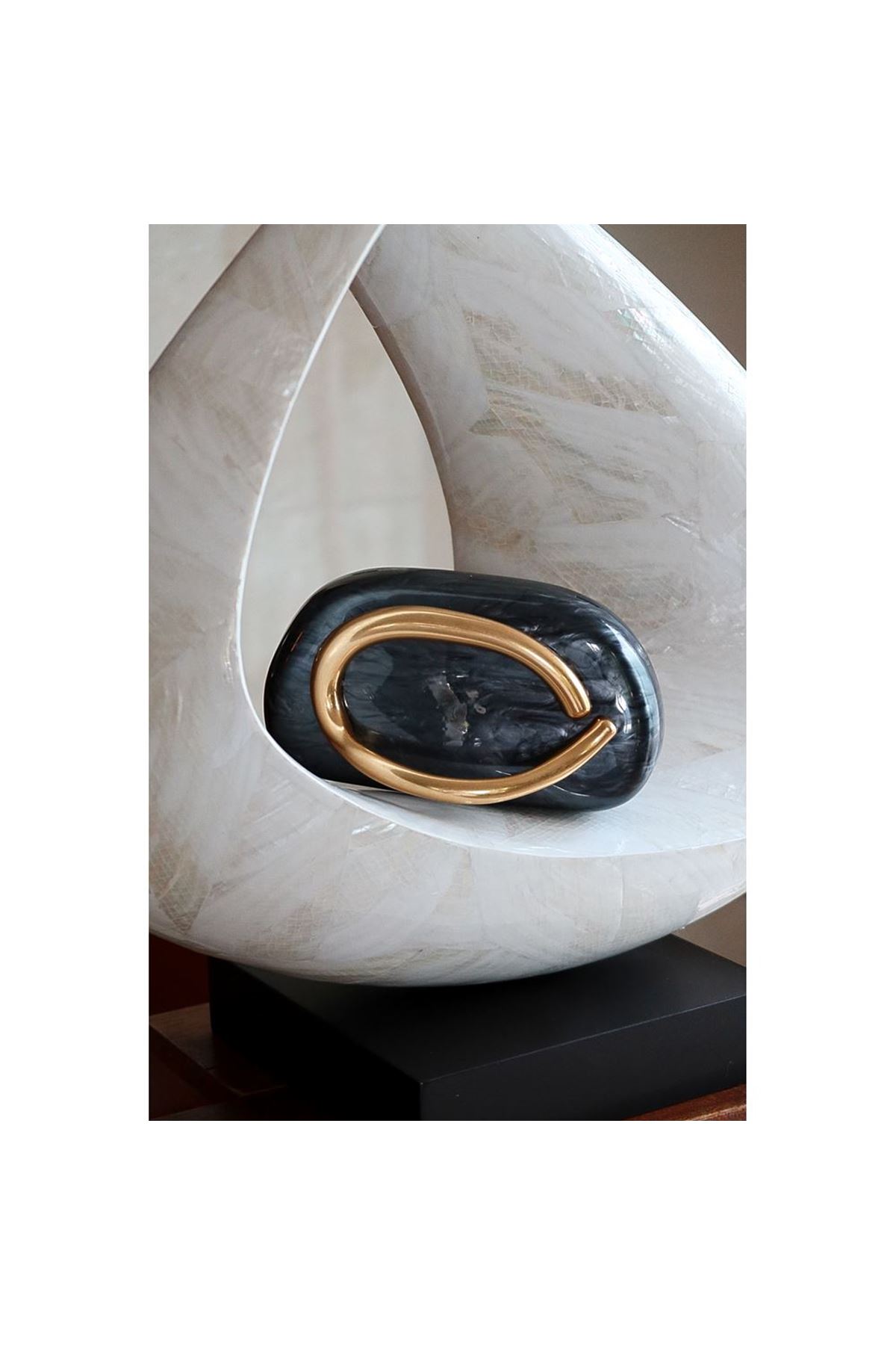 Siyah Akrilik Tutma Aksesuarlı Zincirli Omuz Çantası