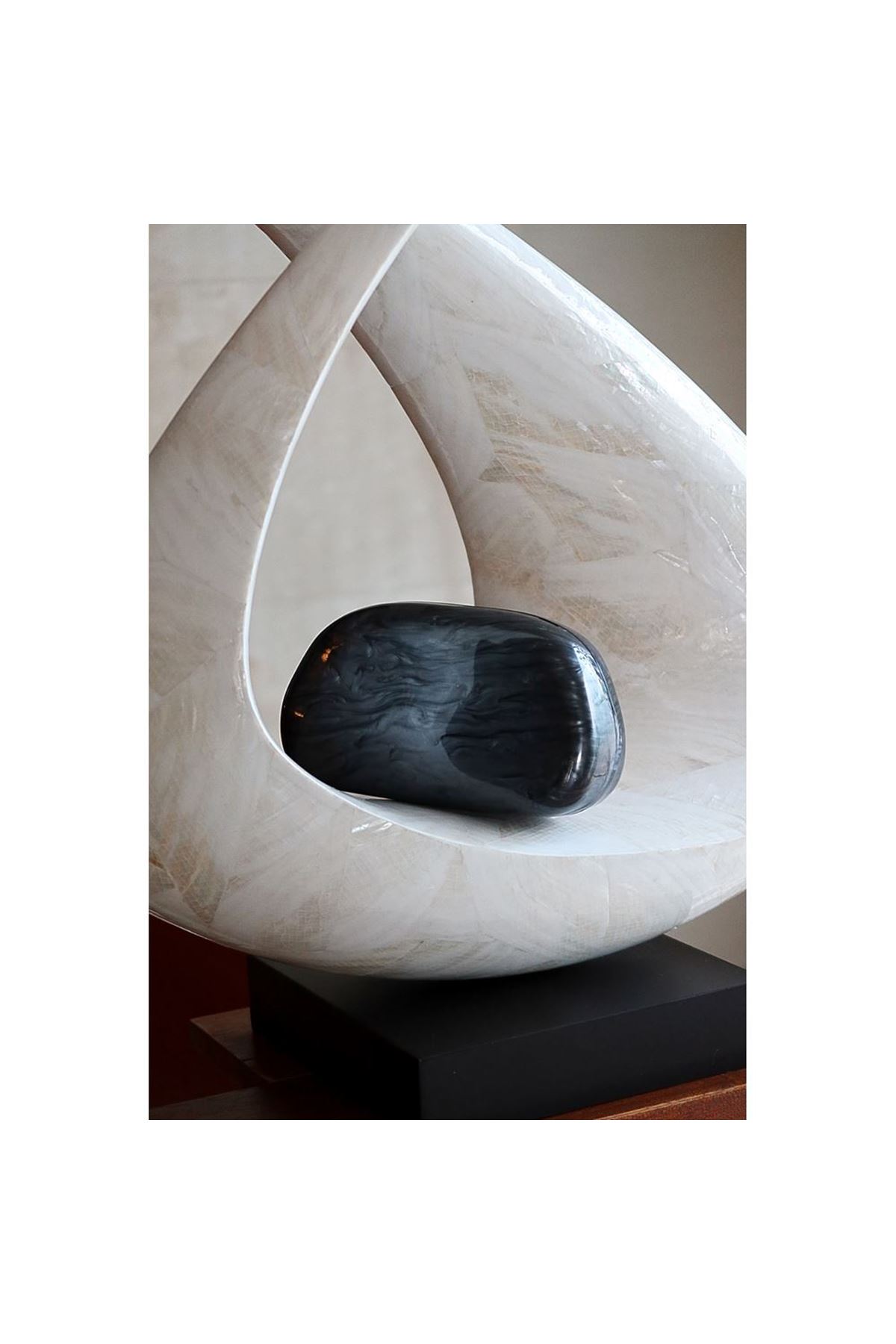 Siyah Akrilik Tutma Aksesuarlı Zincirli Omuz Çantası