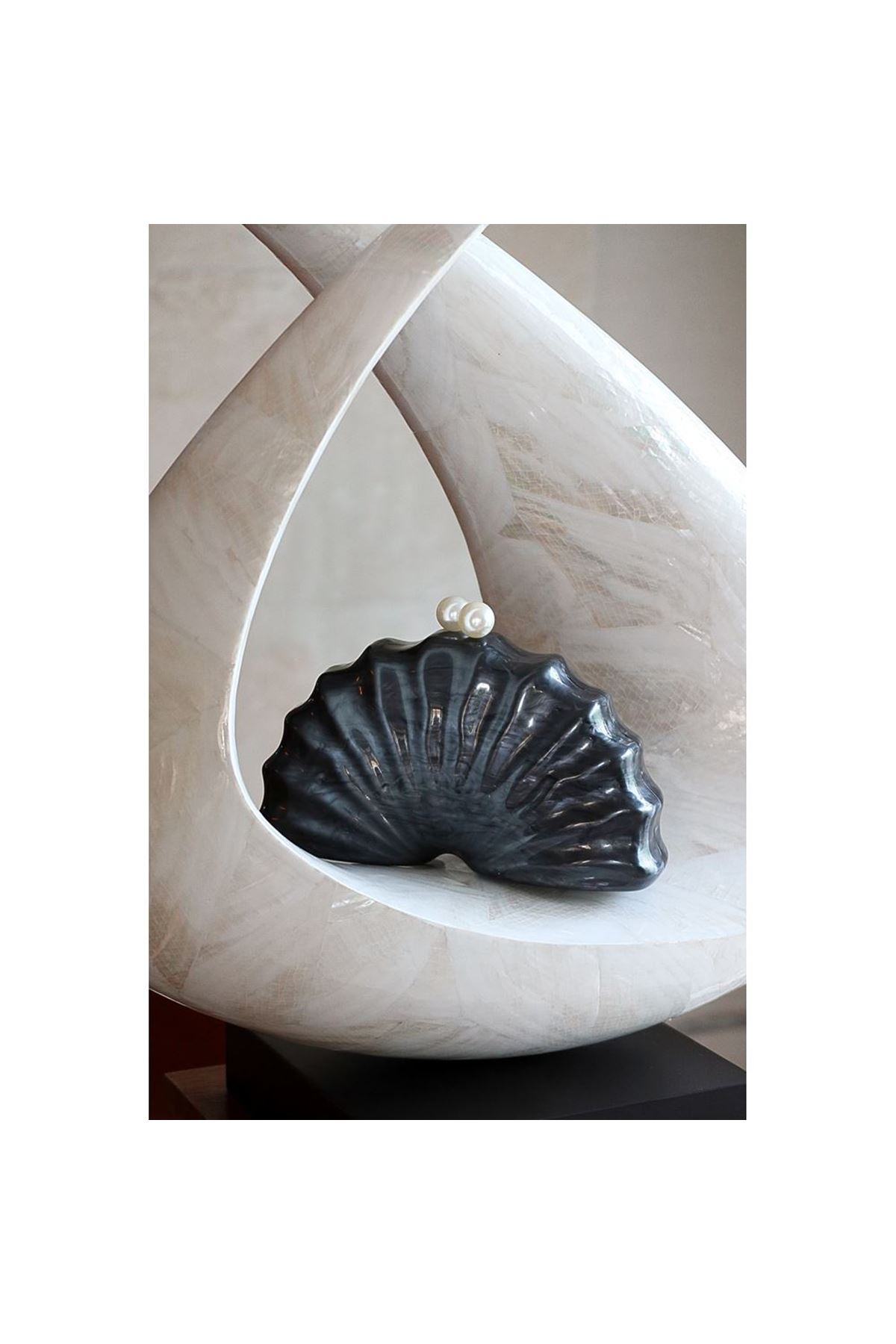 Siyah Akrilik İstiridye Zincirli Omuz Çantası