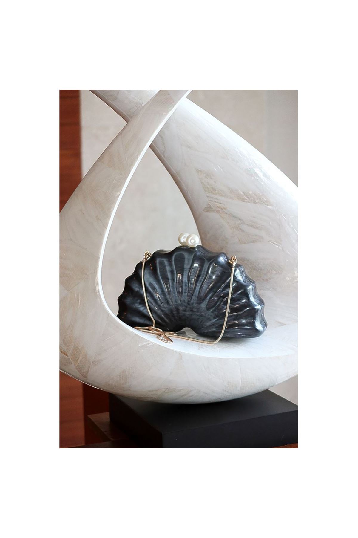 Siyah Akrilik İstiridye Zincirli Omuz Çantası