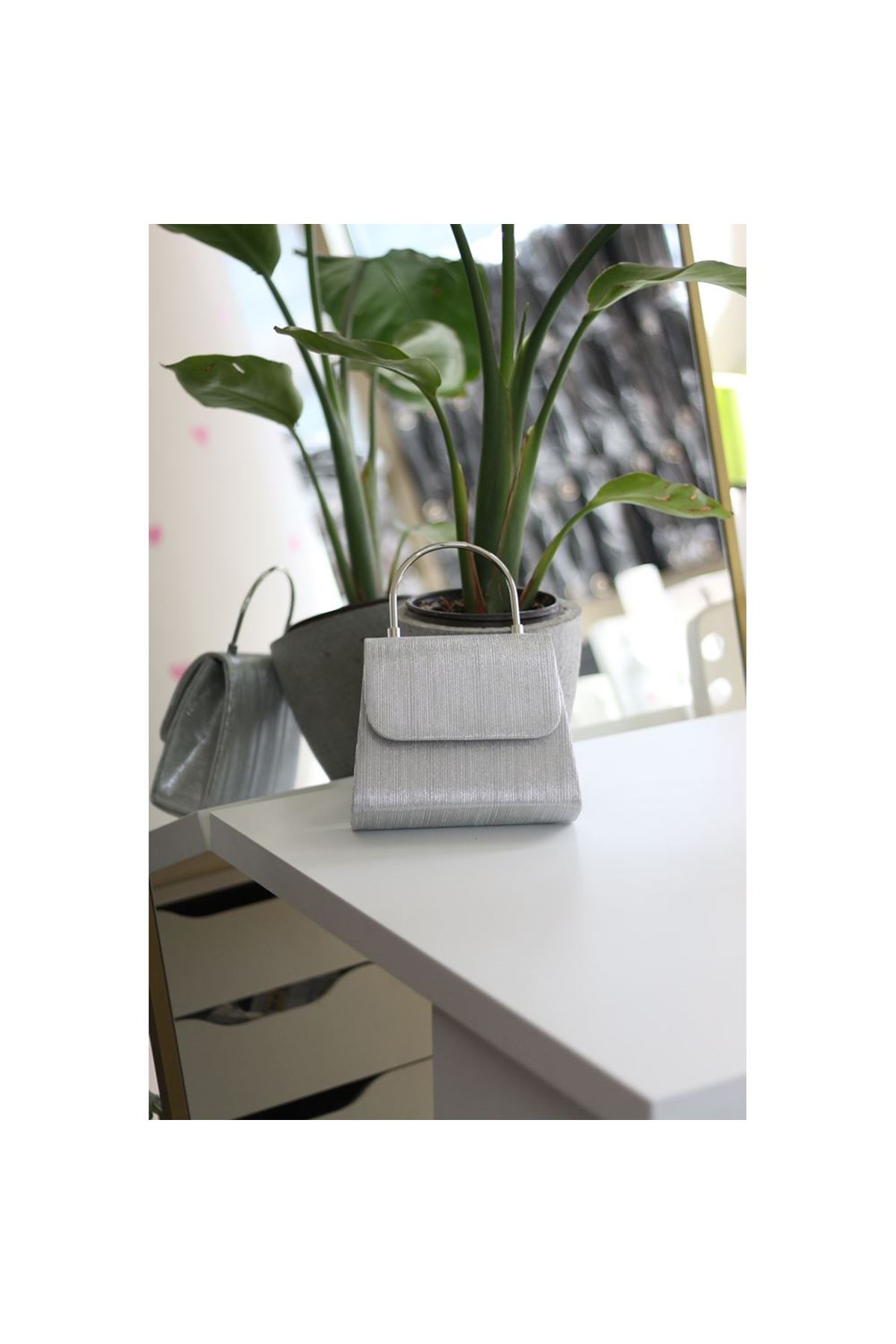 Kadın Silver Çizgi Dokulu Metal Saplı Abiye El Omuz Çantası