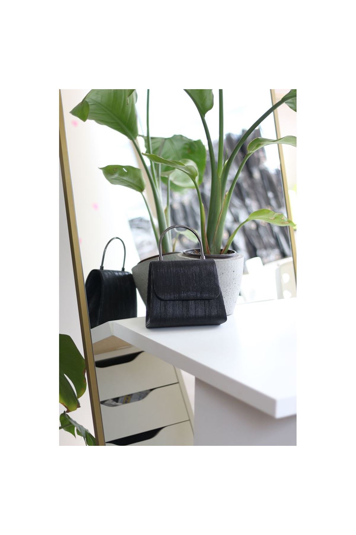 Kadın Siyah Çizgi Dokulu Metal Saplı Abiye El Omuz Çantası