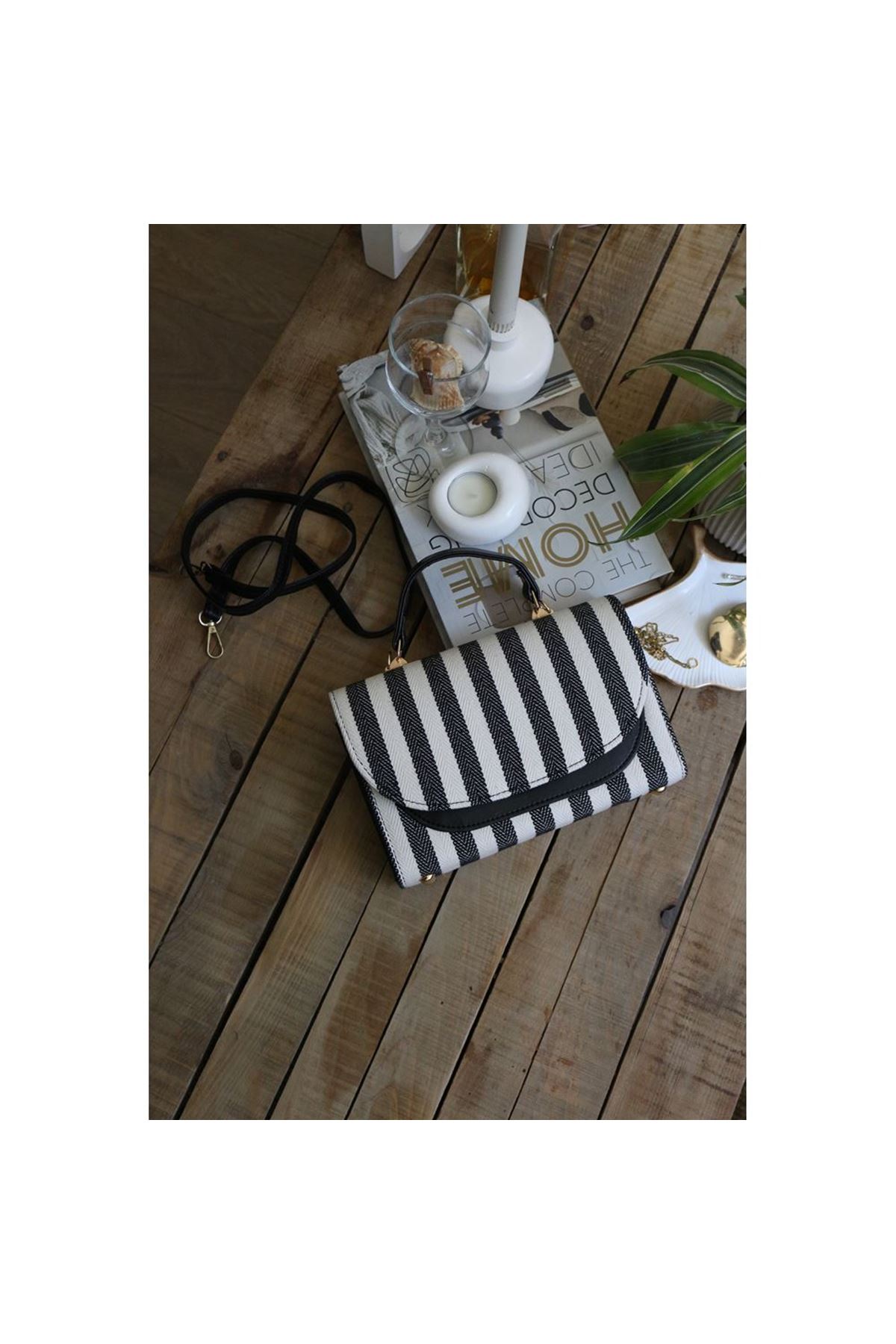 Kadın Siyah Keten Çizgi Dokulu Oval Kapak Detaylı Askılı Omuz Çantası