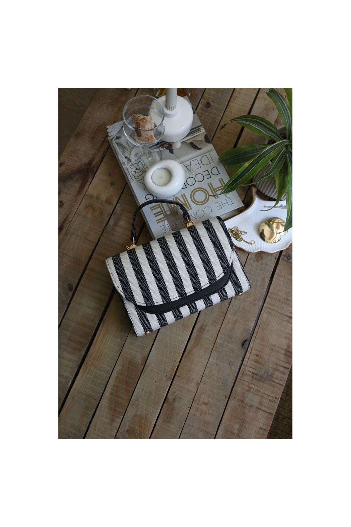 Kadın Siyah Keten Çizgi Dokulu Oval Kapak Detaylı Askılı Omuz Çantası