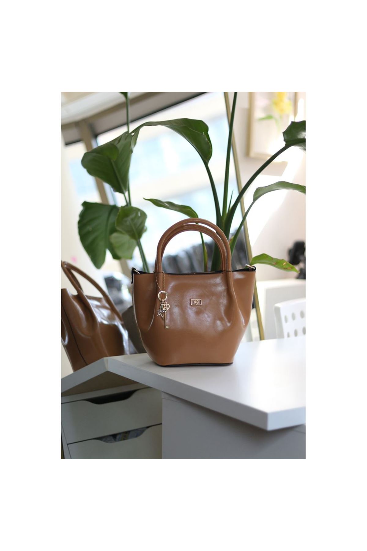 Karamel Deri Gold Aksesuar Maskotlu Omuz Çantası