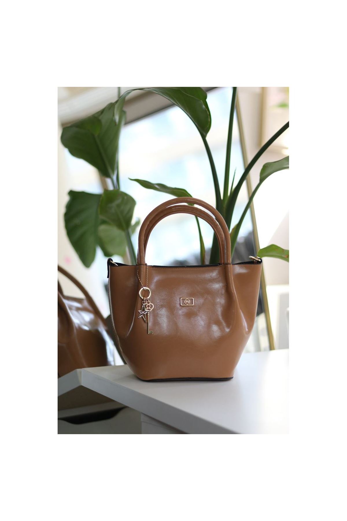 Karamel Deri Gold Aksesuar Maskotlu Omuz Çantası