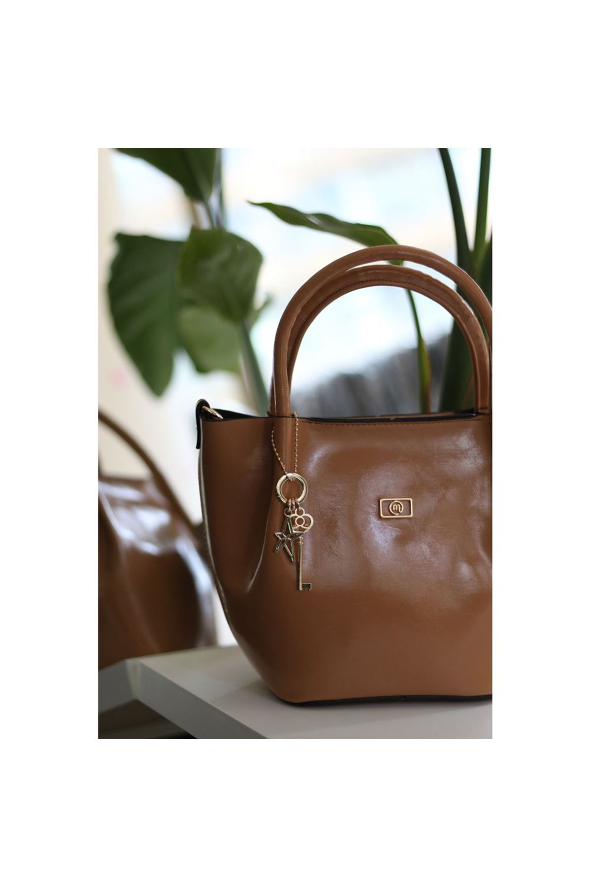 Karamel Deri Gold Aksesuar Maskotlu Omuz Çantası